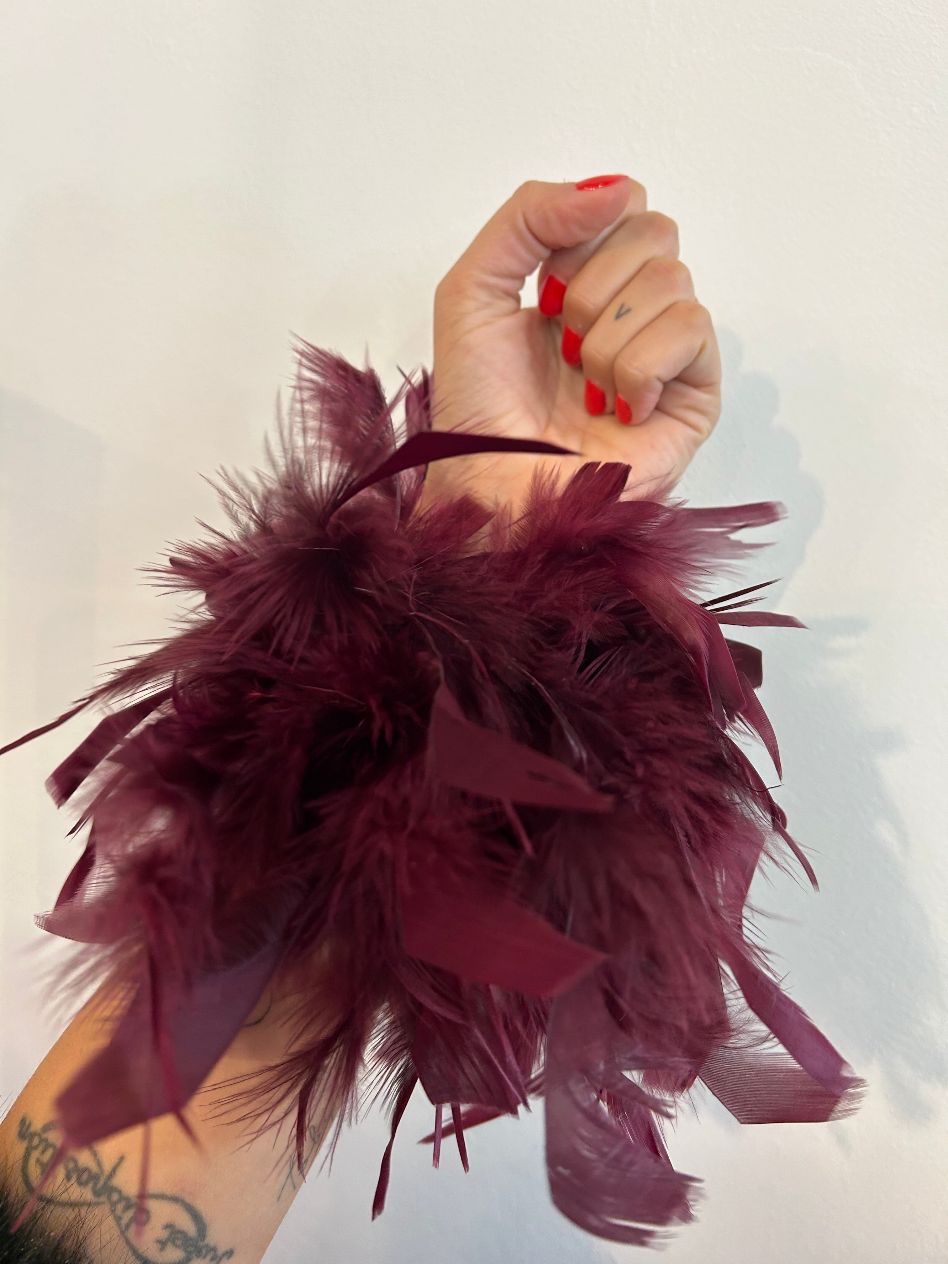 W5190 polsini con piume bordeaux