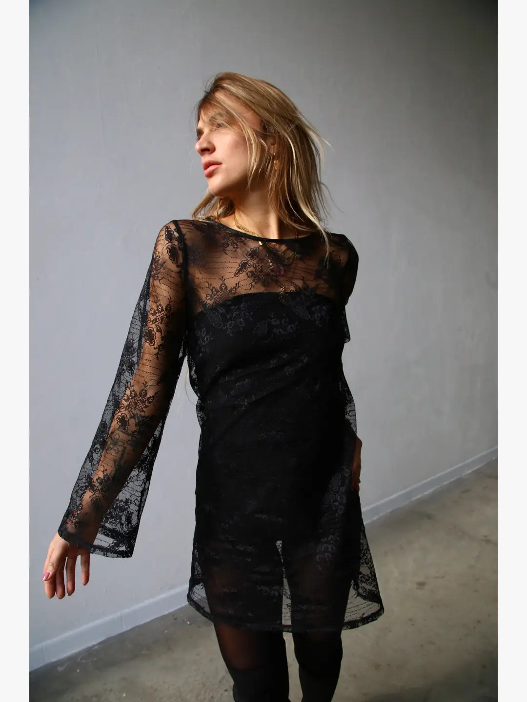 W5077 ABITO CORTO MANICA LUNGA PIZZO NERO