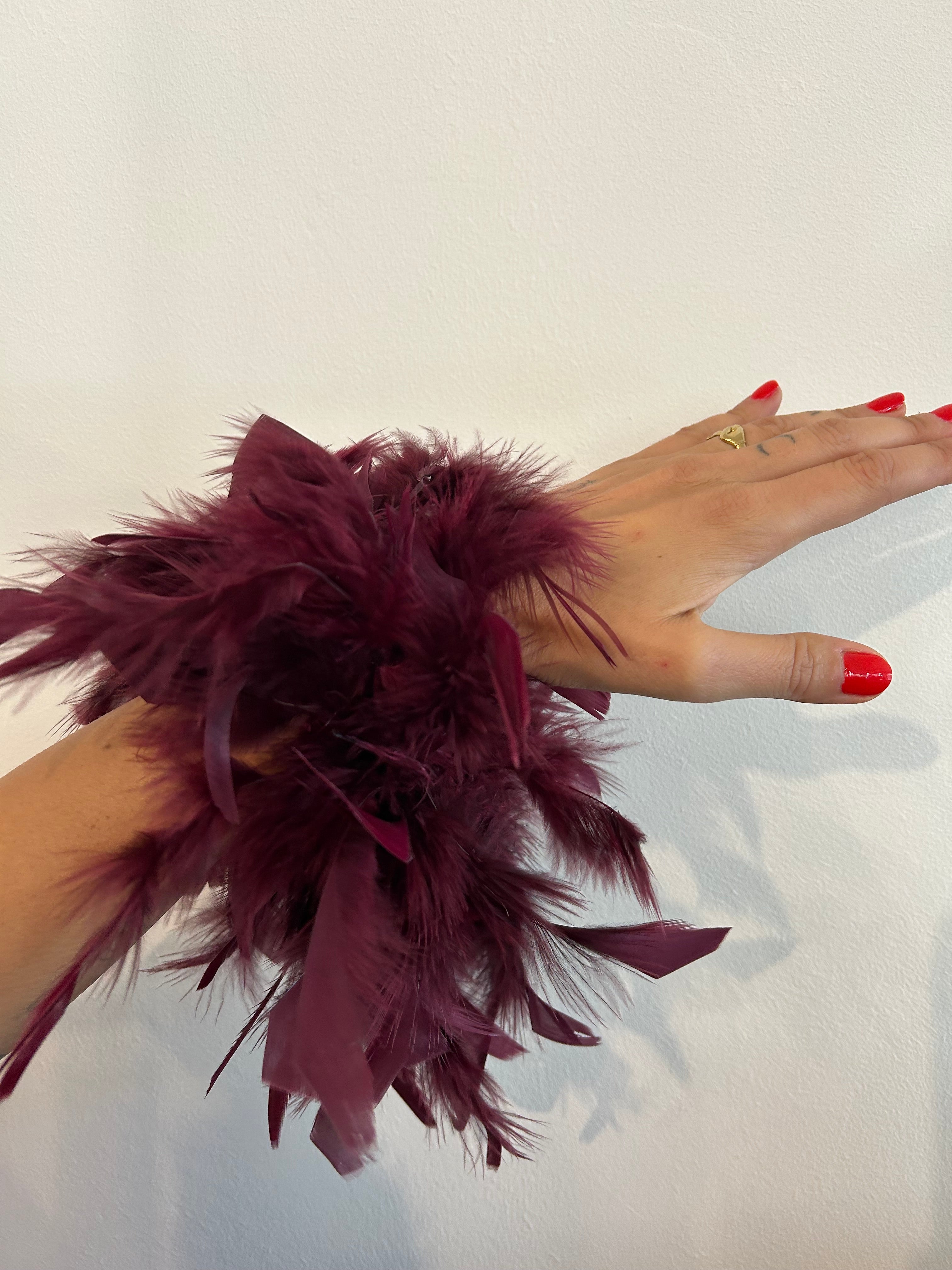 W5190 polsini con piume bordeaux