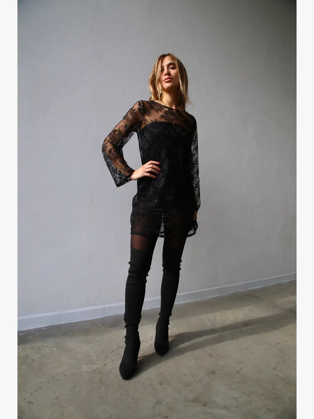 W5077 ABITO CORTO MANICA LUNGA PIZZO NERO
