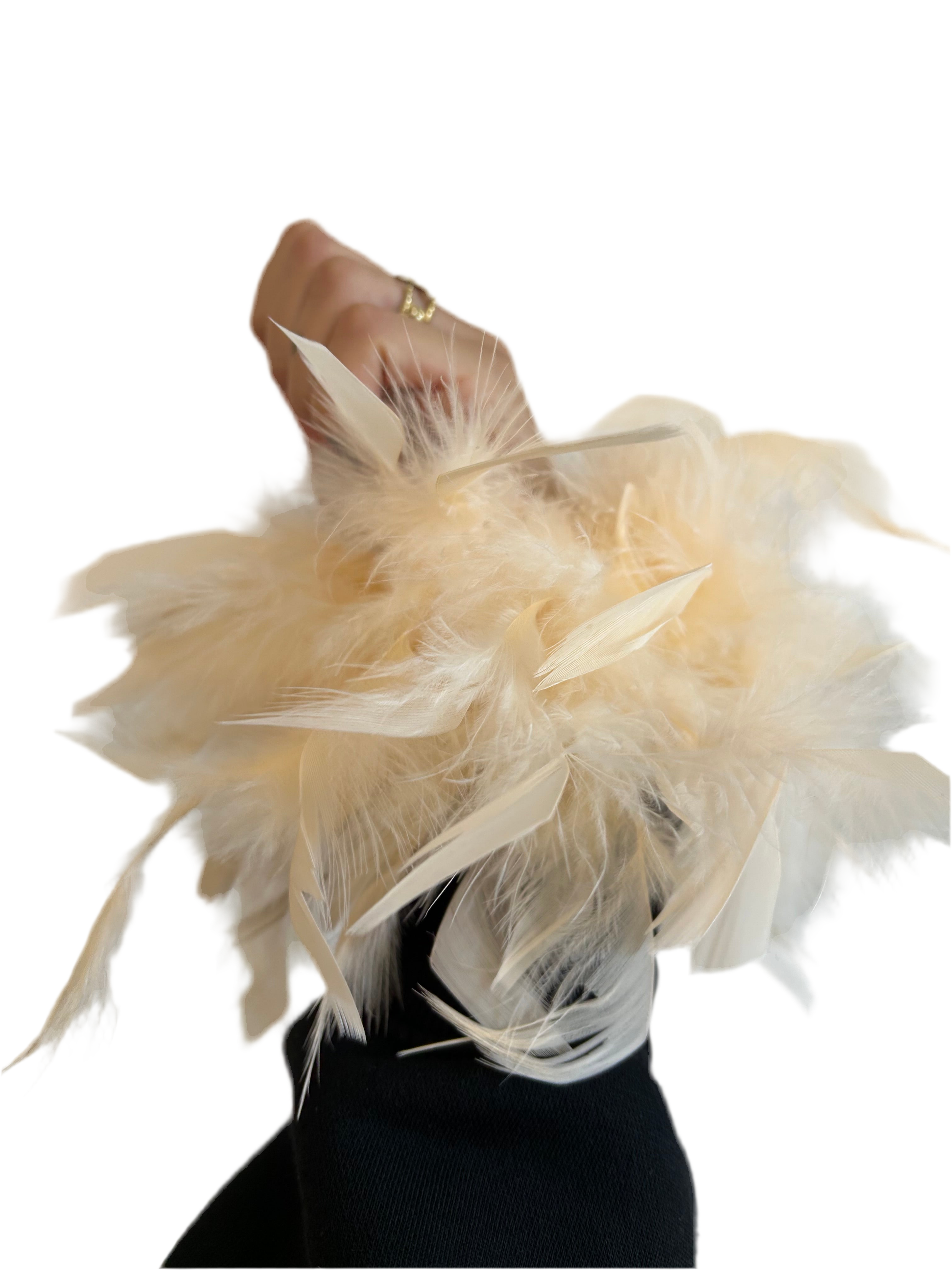 W5190 polsini con piume crema