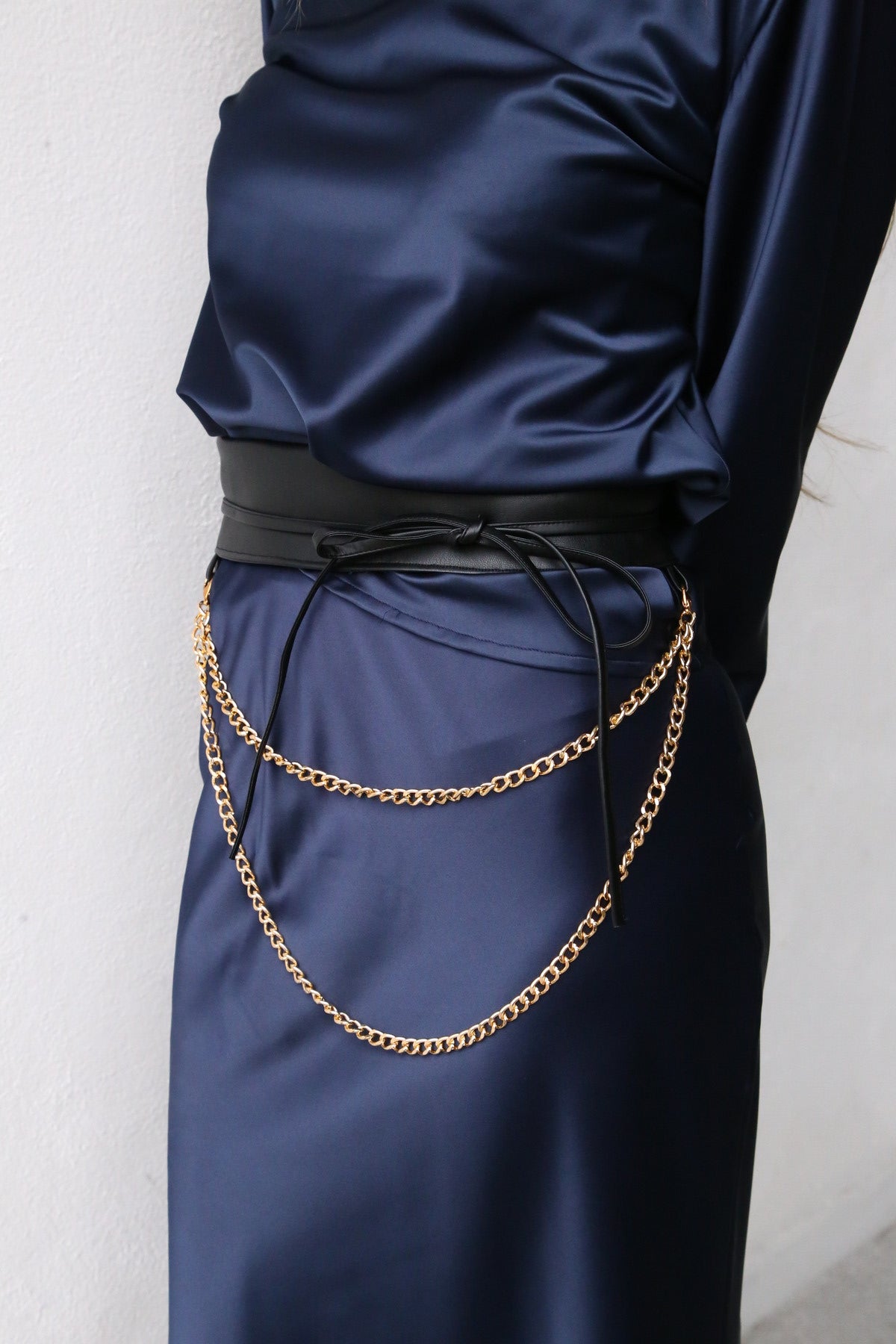 Cintura ecopelle nera con catene