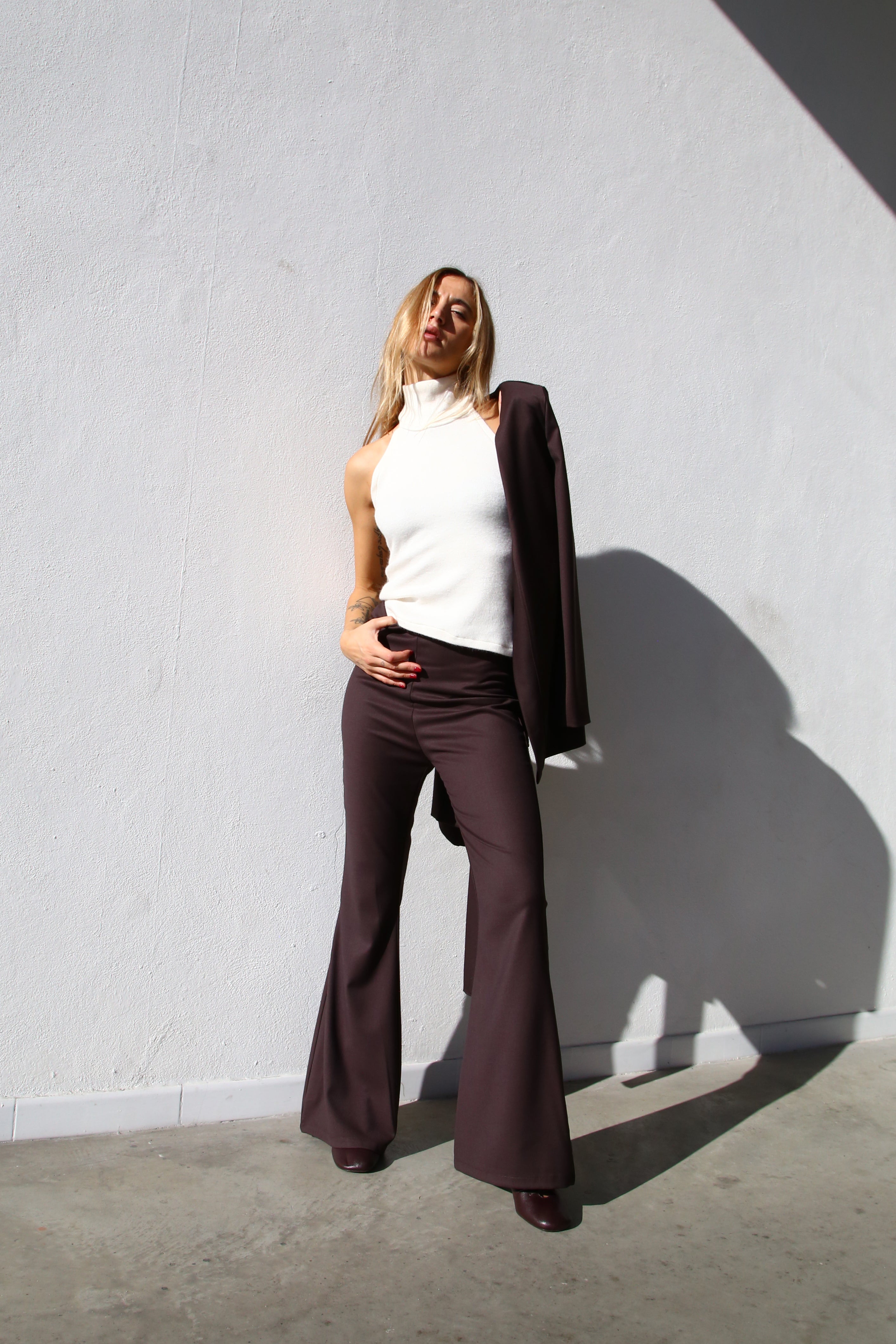 A6055 PANTALONI A ZAMPA CON ZIP MARRONE