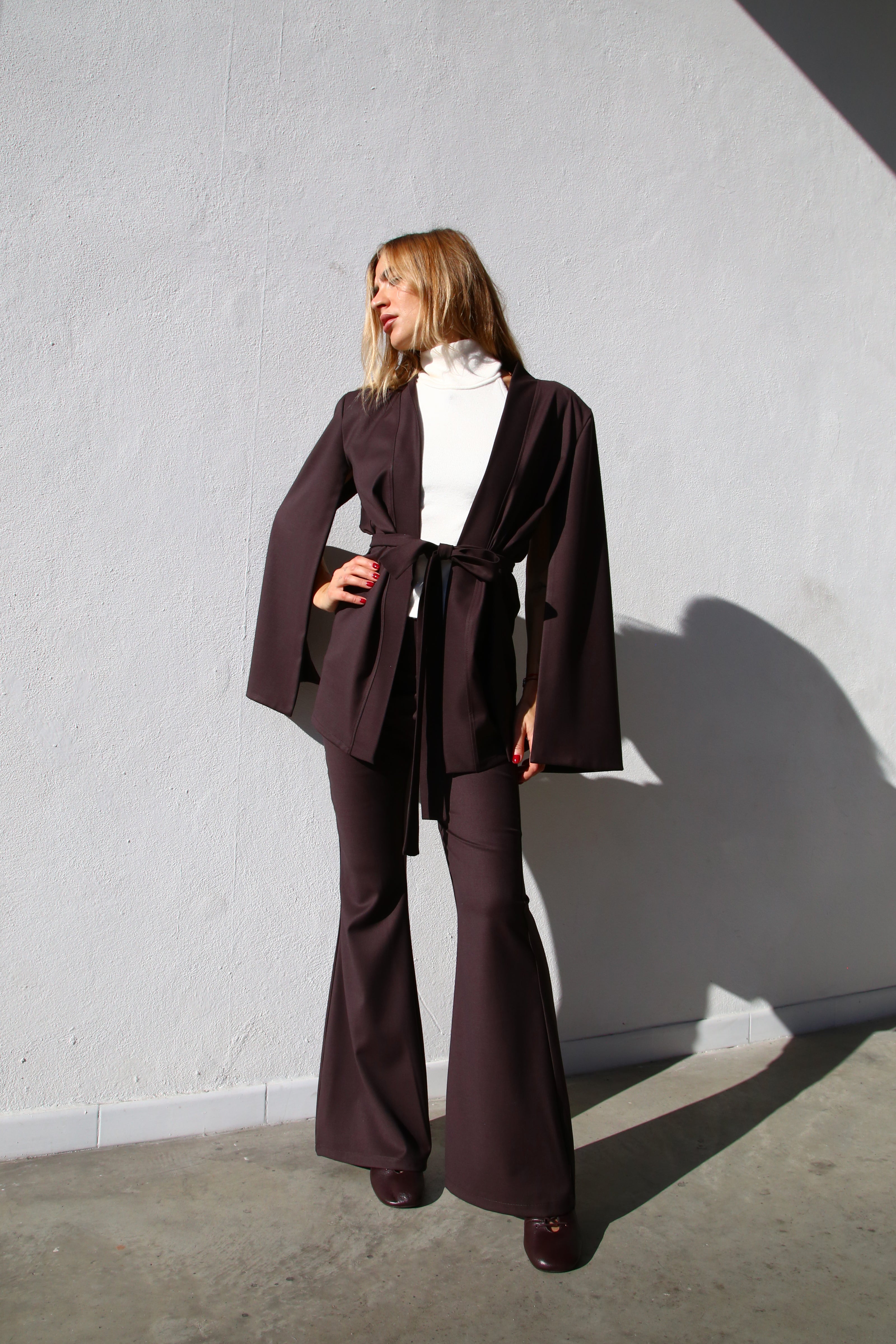 A6055 PANTALONI A ZAMPA CON ZIP MARRONE