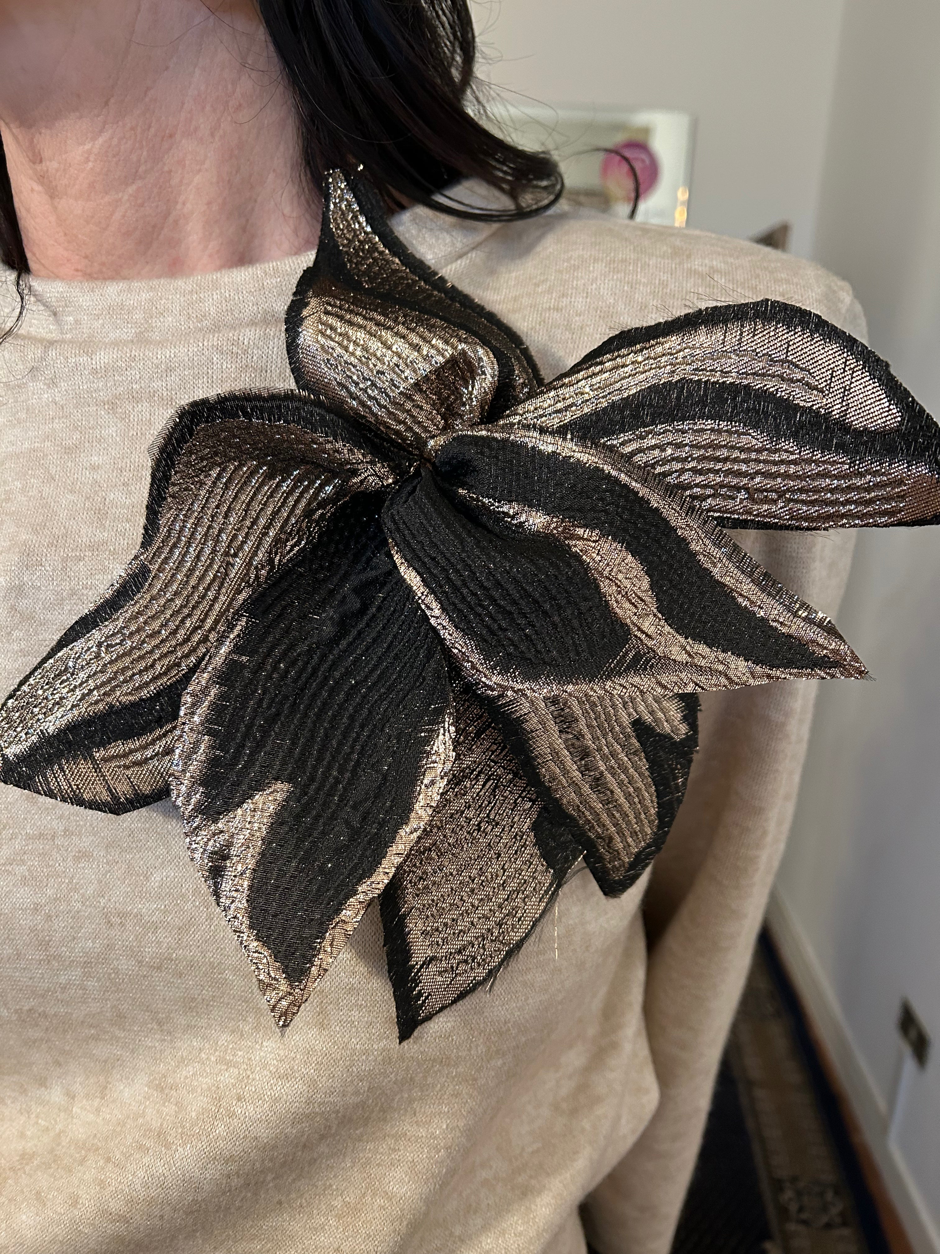 SPILLA FIORE ORGANZA NERO ORO