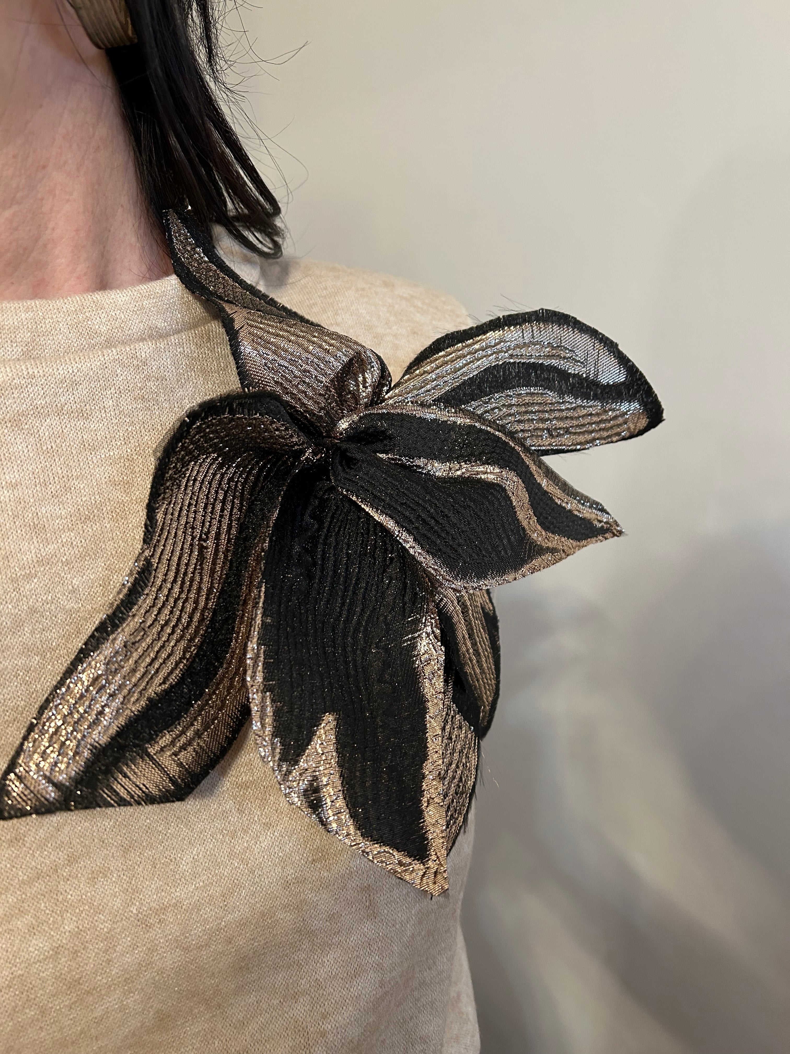 SPILLA FIORE ORGANZA NERO ORO