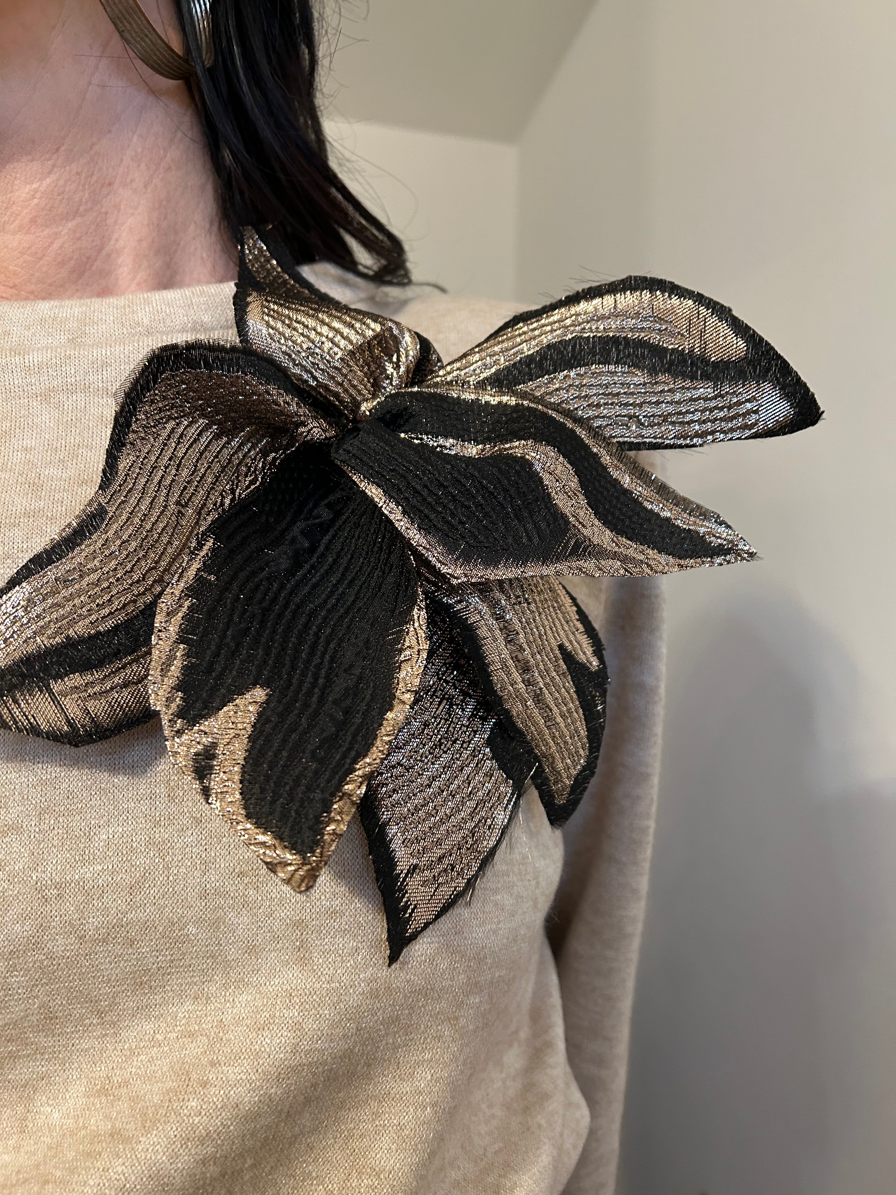 SPILLA FIORE ORGANZA NERO ORO