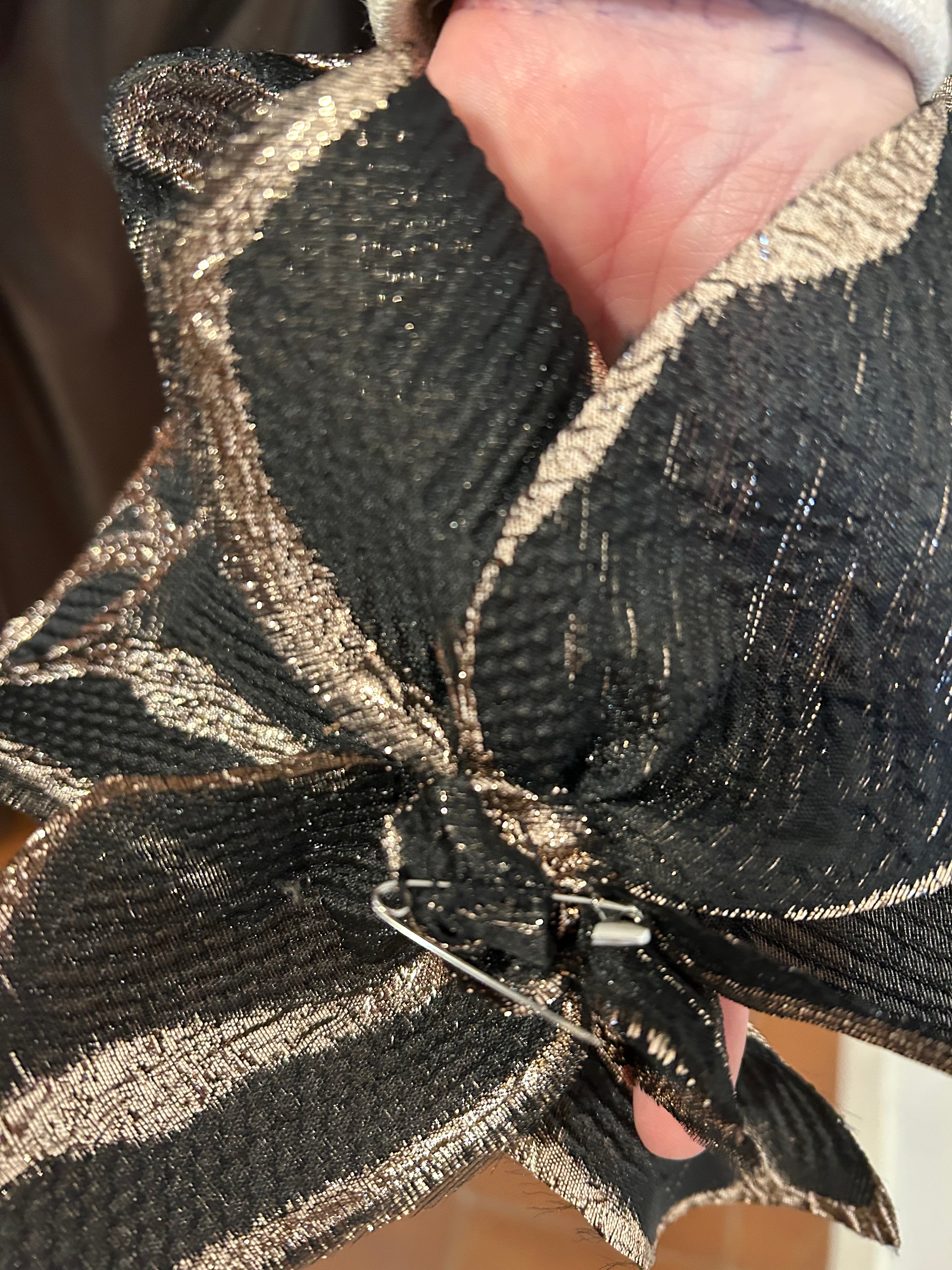 SPILLA FIORE ORGANZA NERO ORO