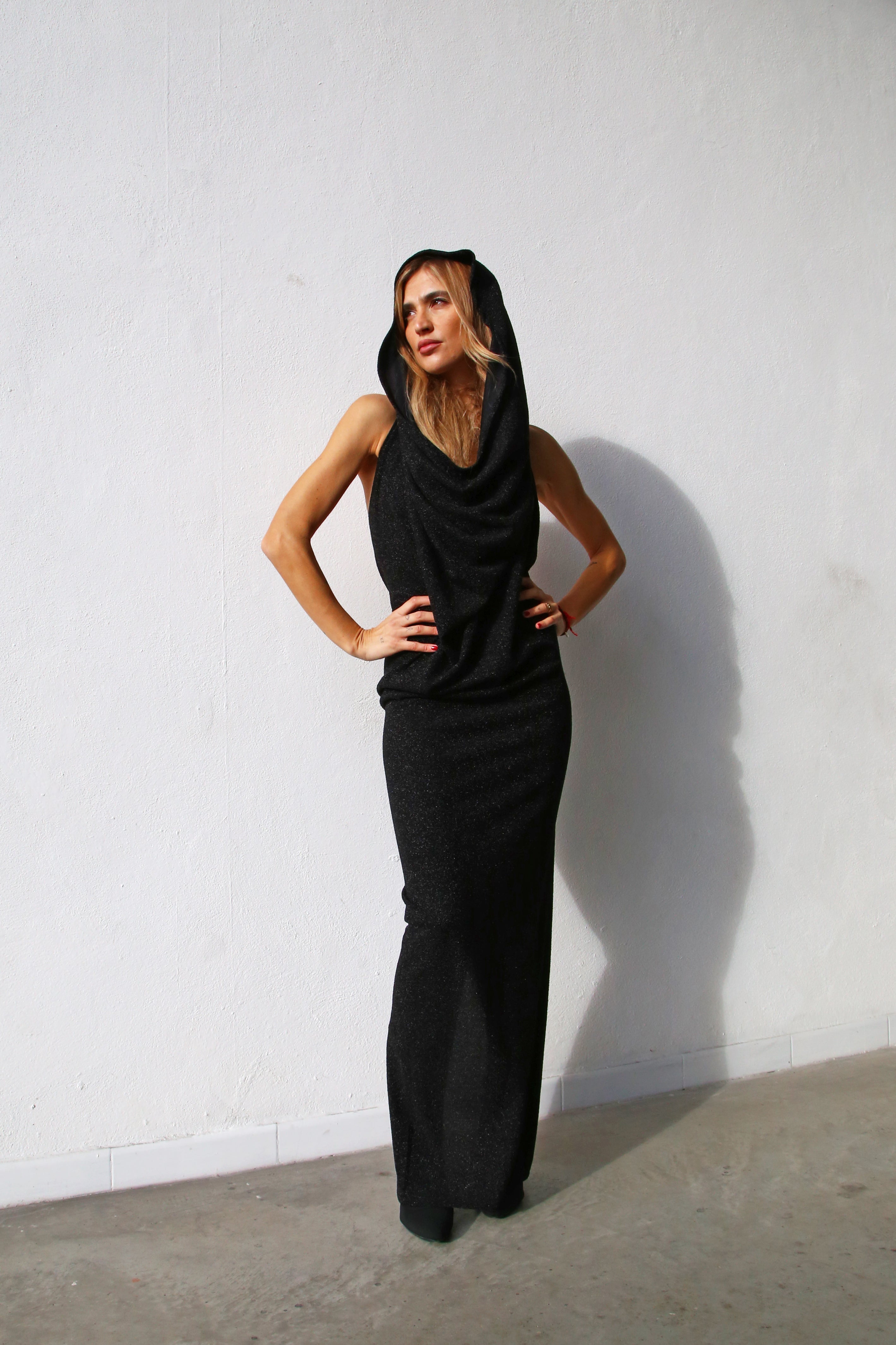 P6164 ABITO LUNGO CON CAPPUCCIO SCHIENA NUDA LUREX NERO