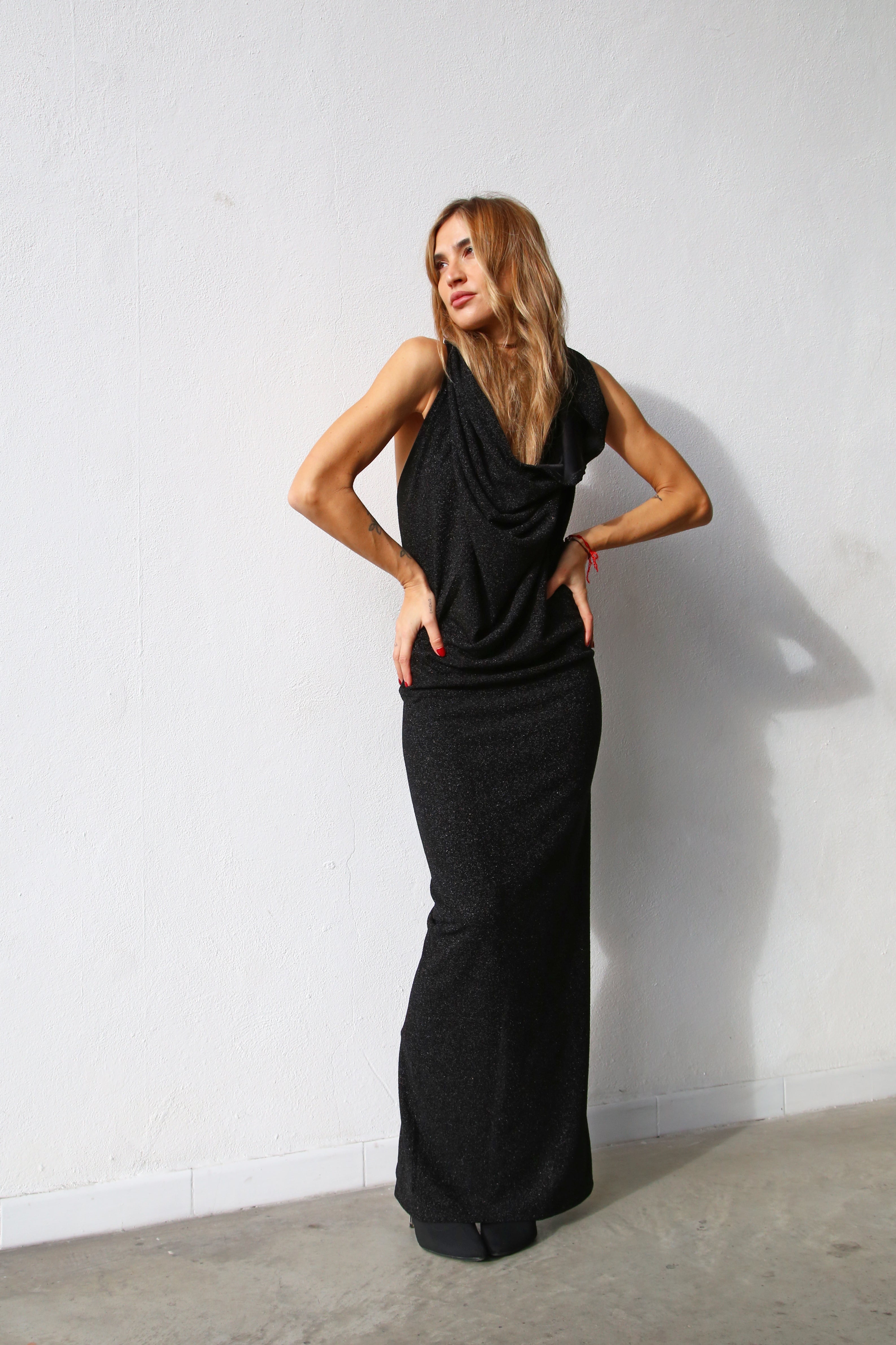 P6164 ABITO LUNGO CON CAPPUCCIO SCHIENA NUDA LUREX NERO