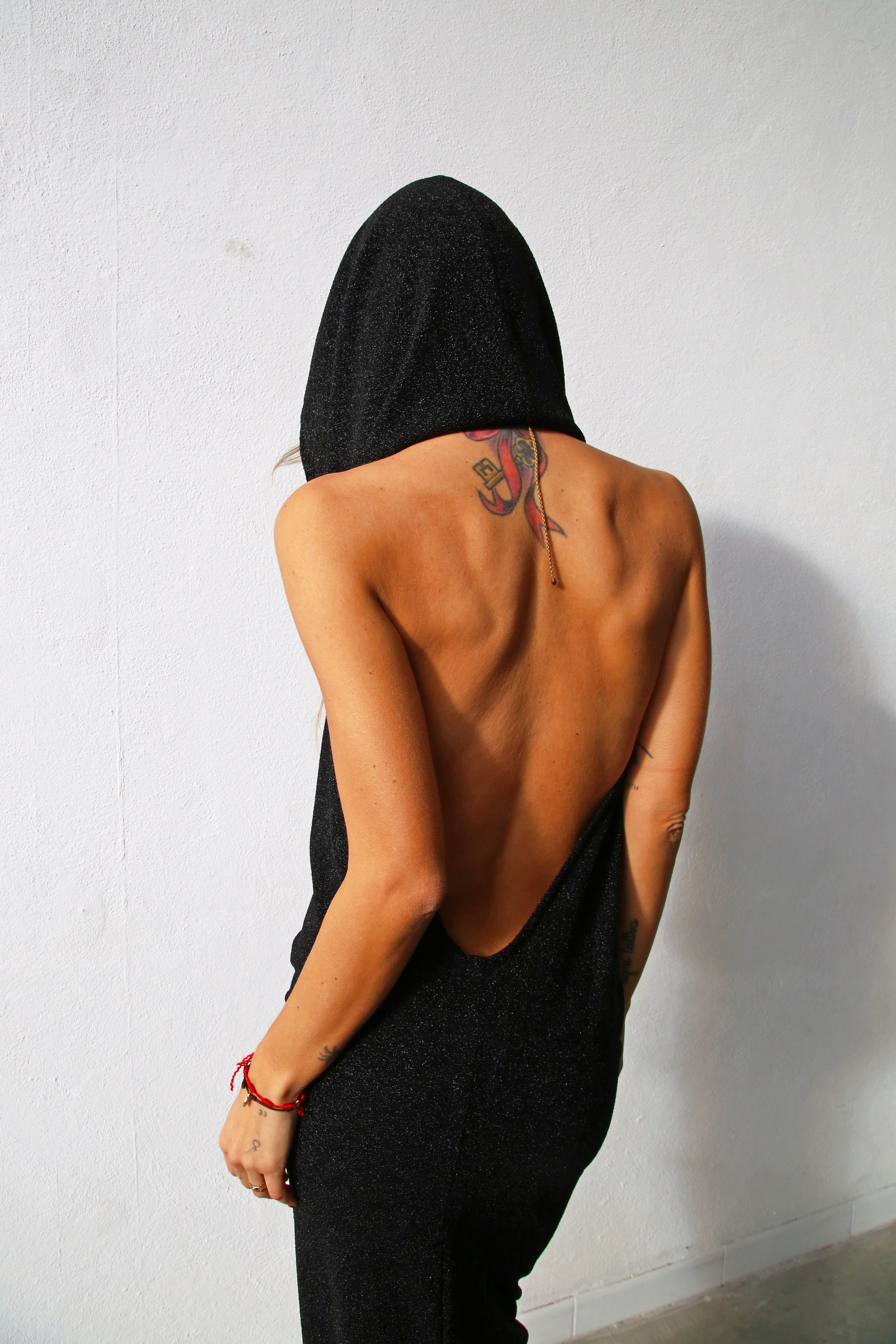 P6164 ABITO LUNGO CON CAPPUCCIO SCHIENA NUDA LUREX NERO