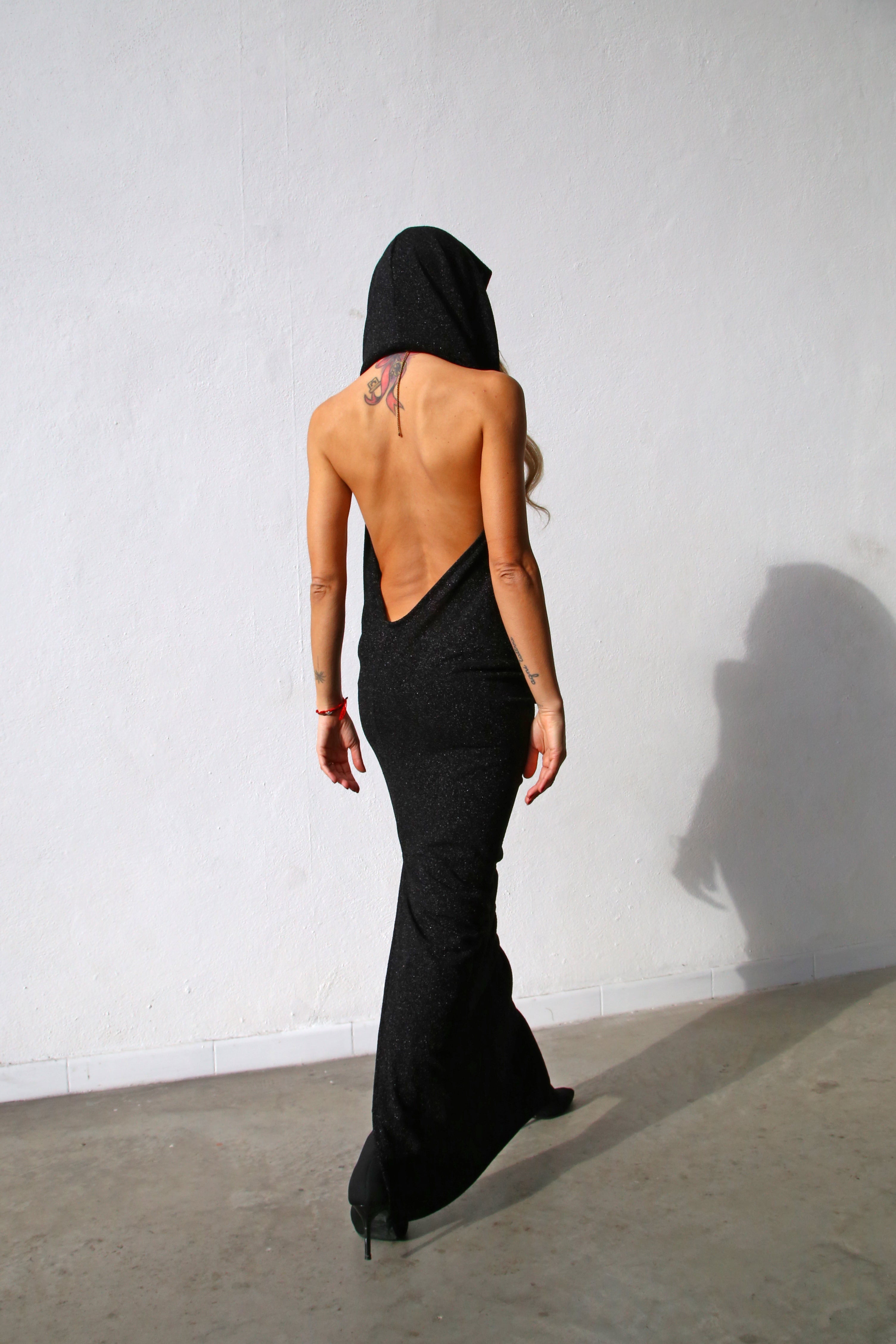 P6164 ABITO LUNGO CON CAPPUCCIO SCHIENA NUDA LUREX NERO