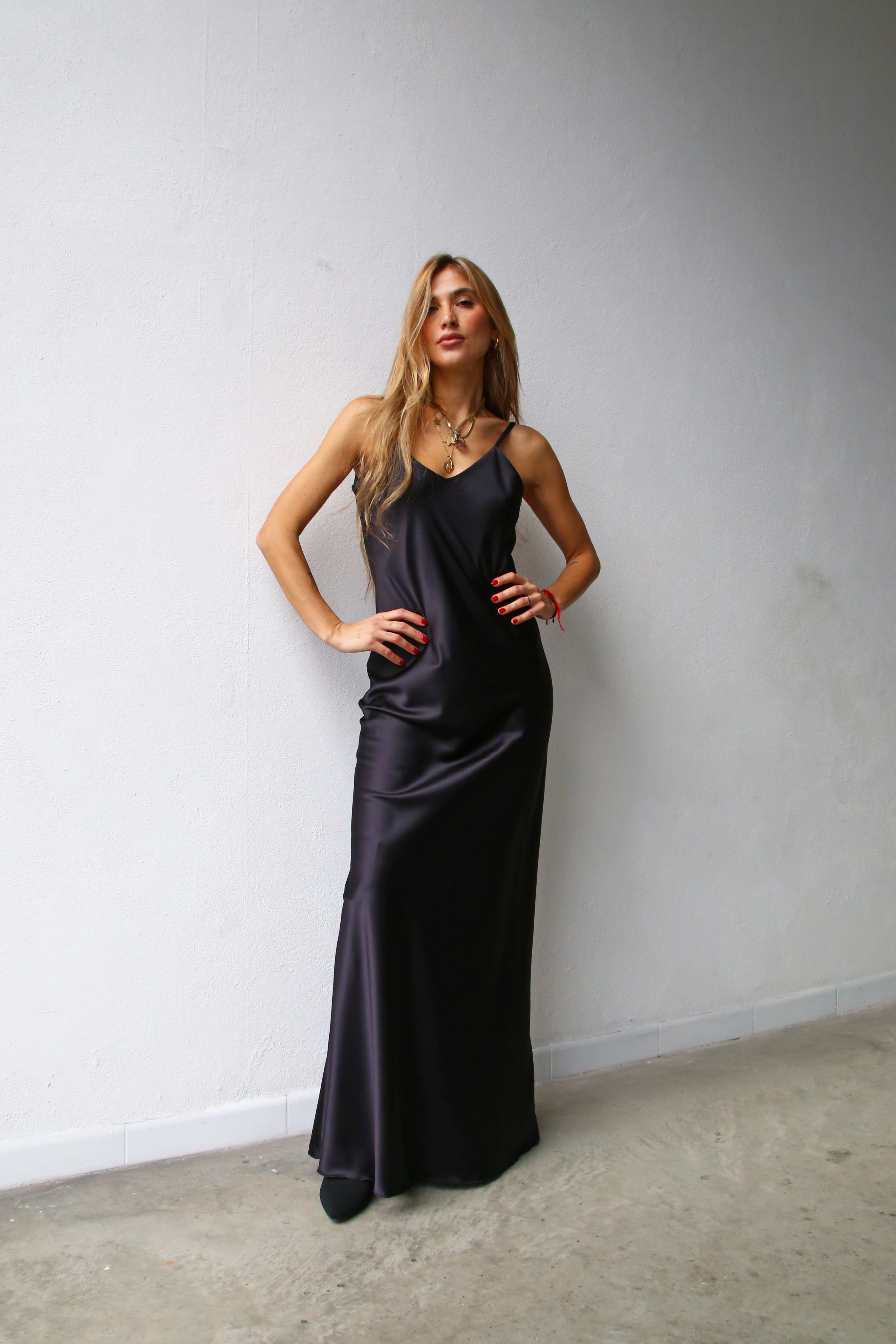 P5159 ABITO LUNGO SPALLINE SOTTILI RASO NERO