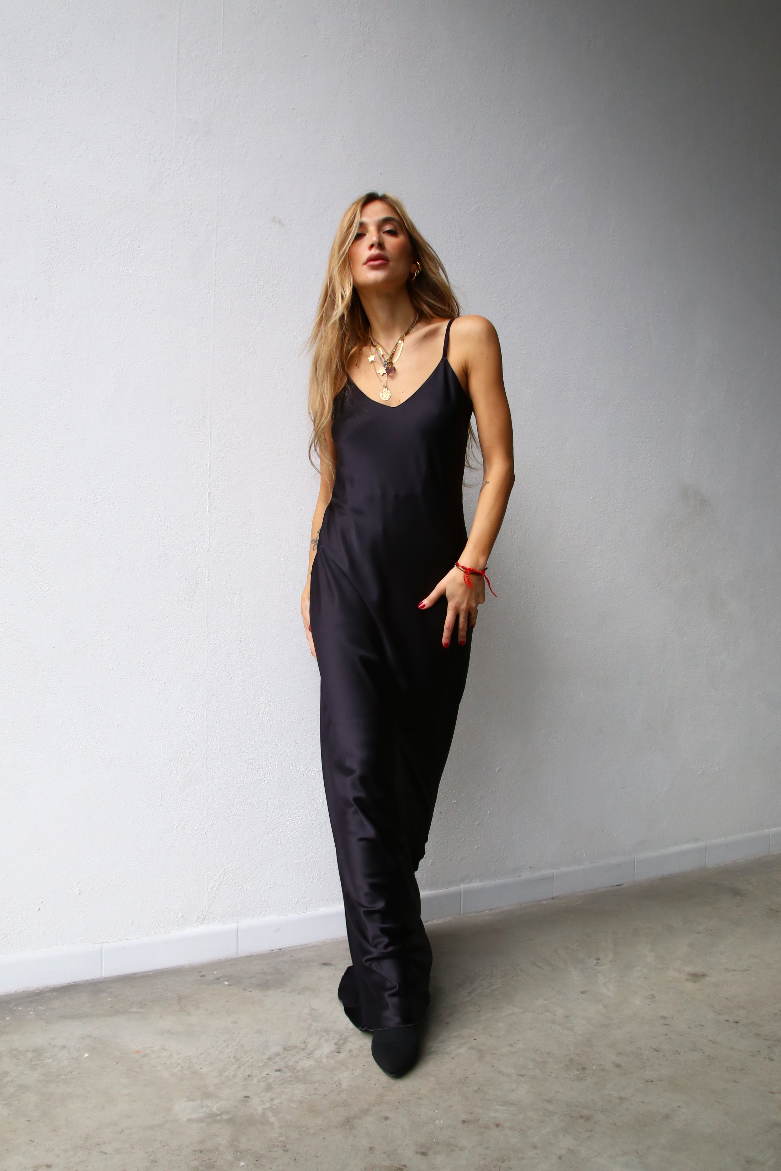 P5159 ABITO LUNGO SPALLINE SOTTILI RASO NERO