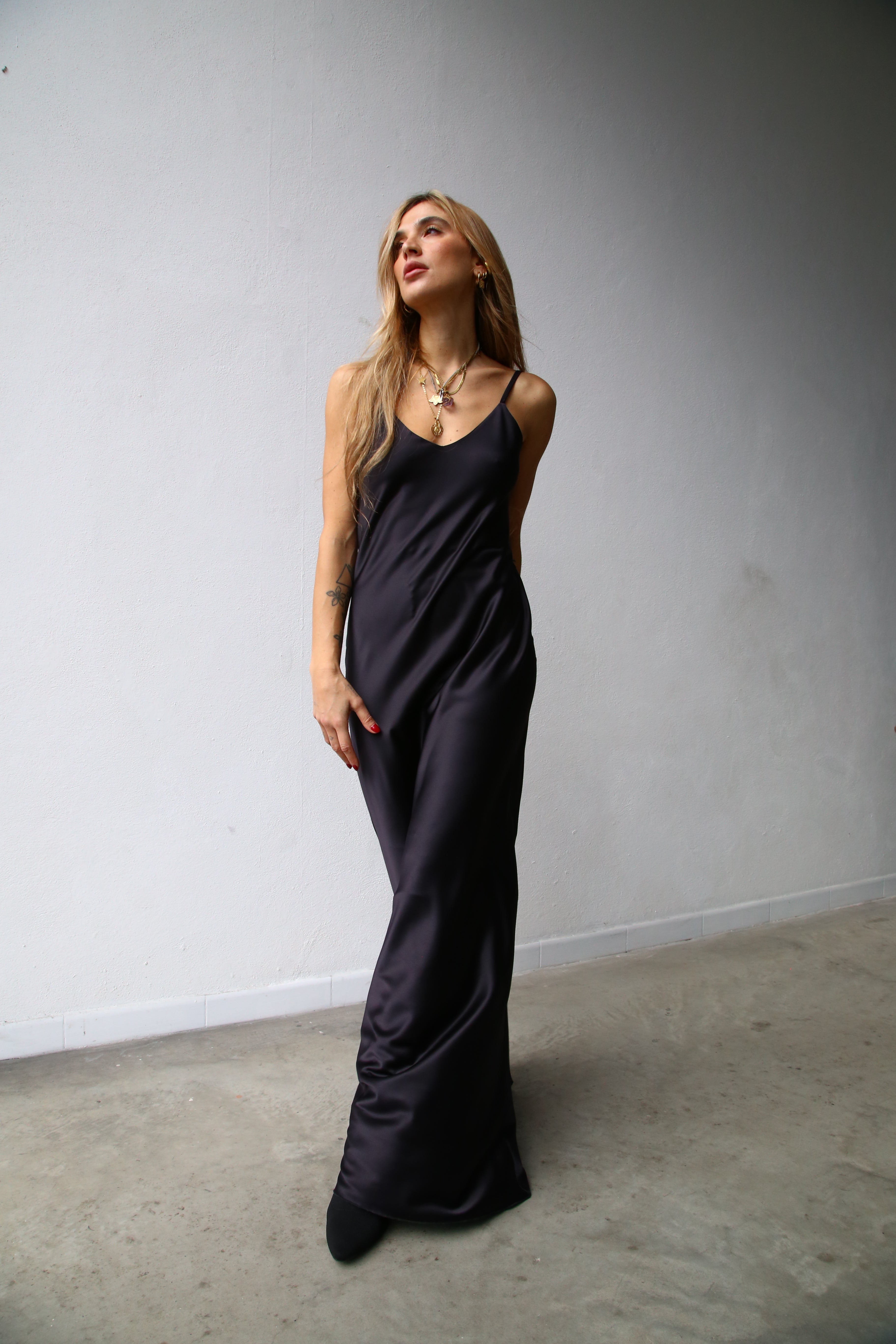 P5159 ABITO LUNGO SPALLINE SOTTILI RASO NERO