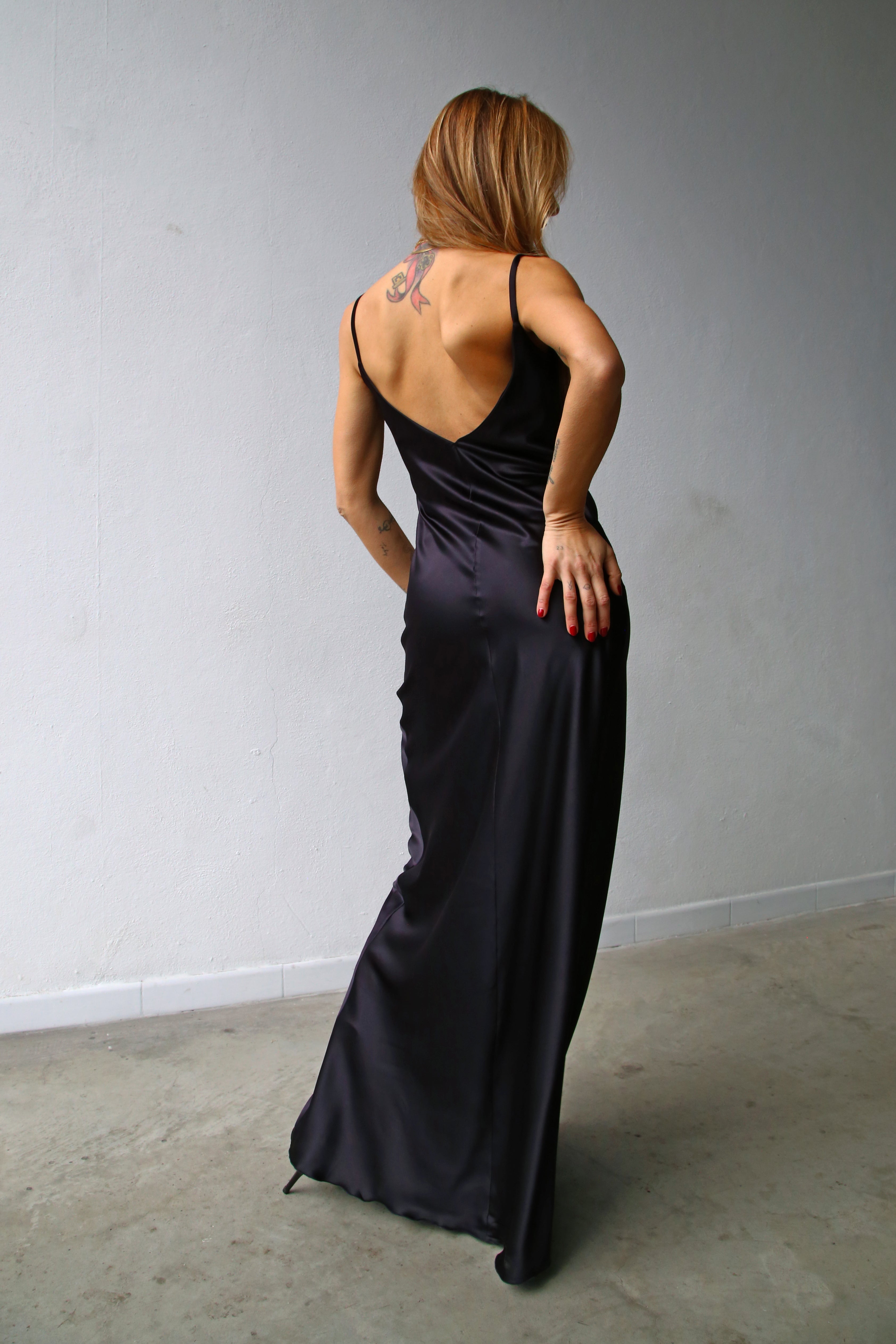 P5159 ABITO LUNGO SPALLINE SOTTILI RASO NERO