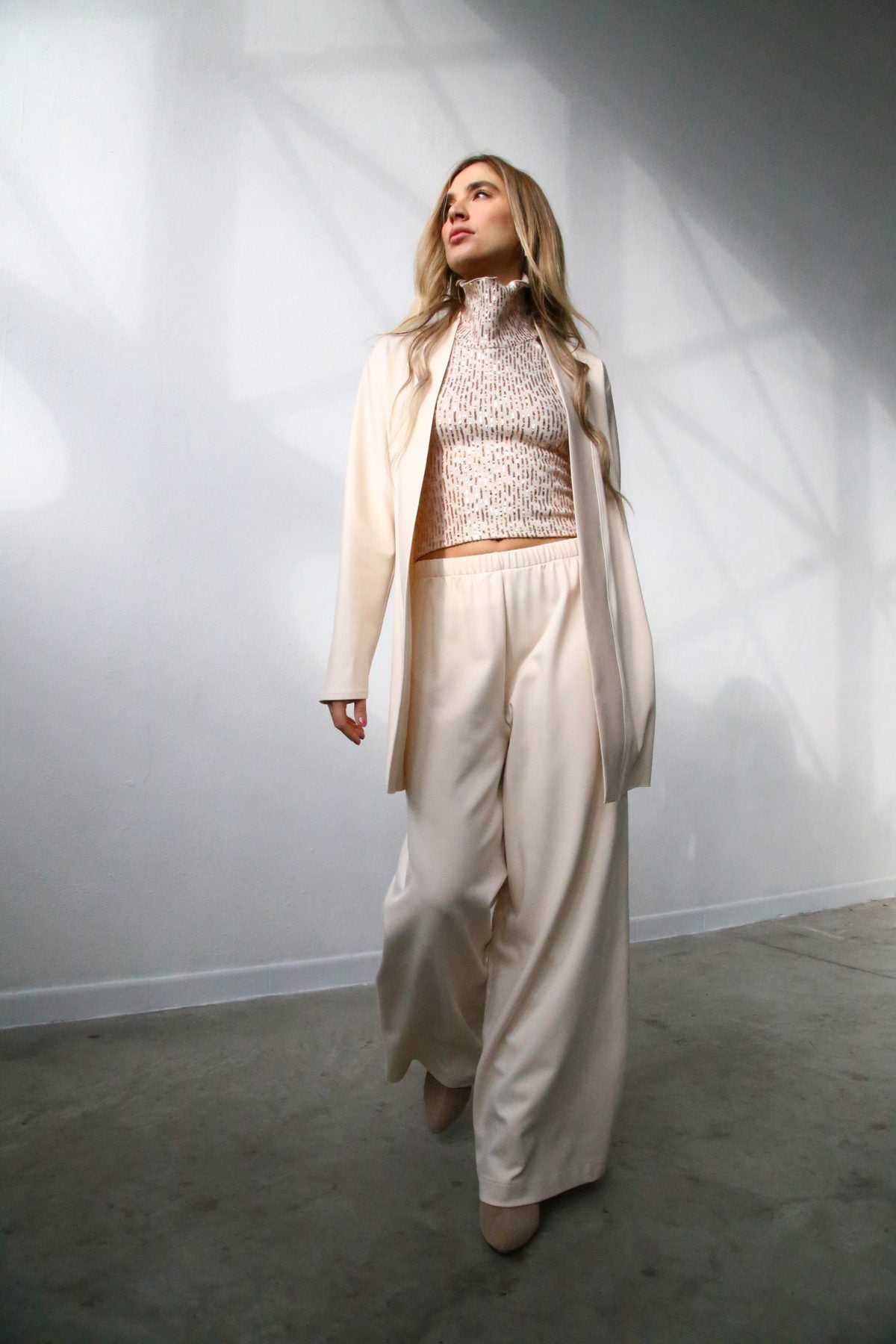 W5093 CARDIGAN CON SPACCHI CREPE CREMA
