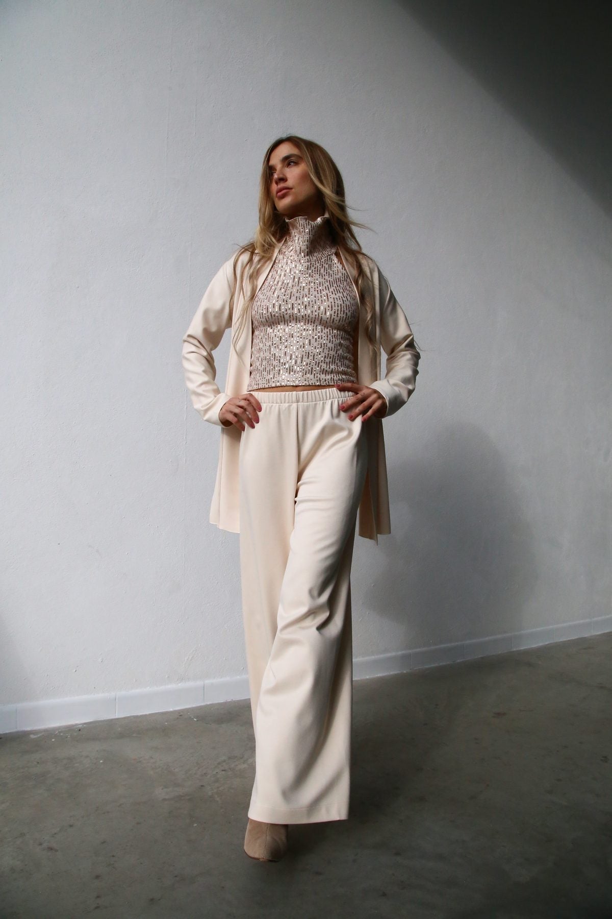 W5057 Pantaloni scampanato crepe crema