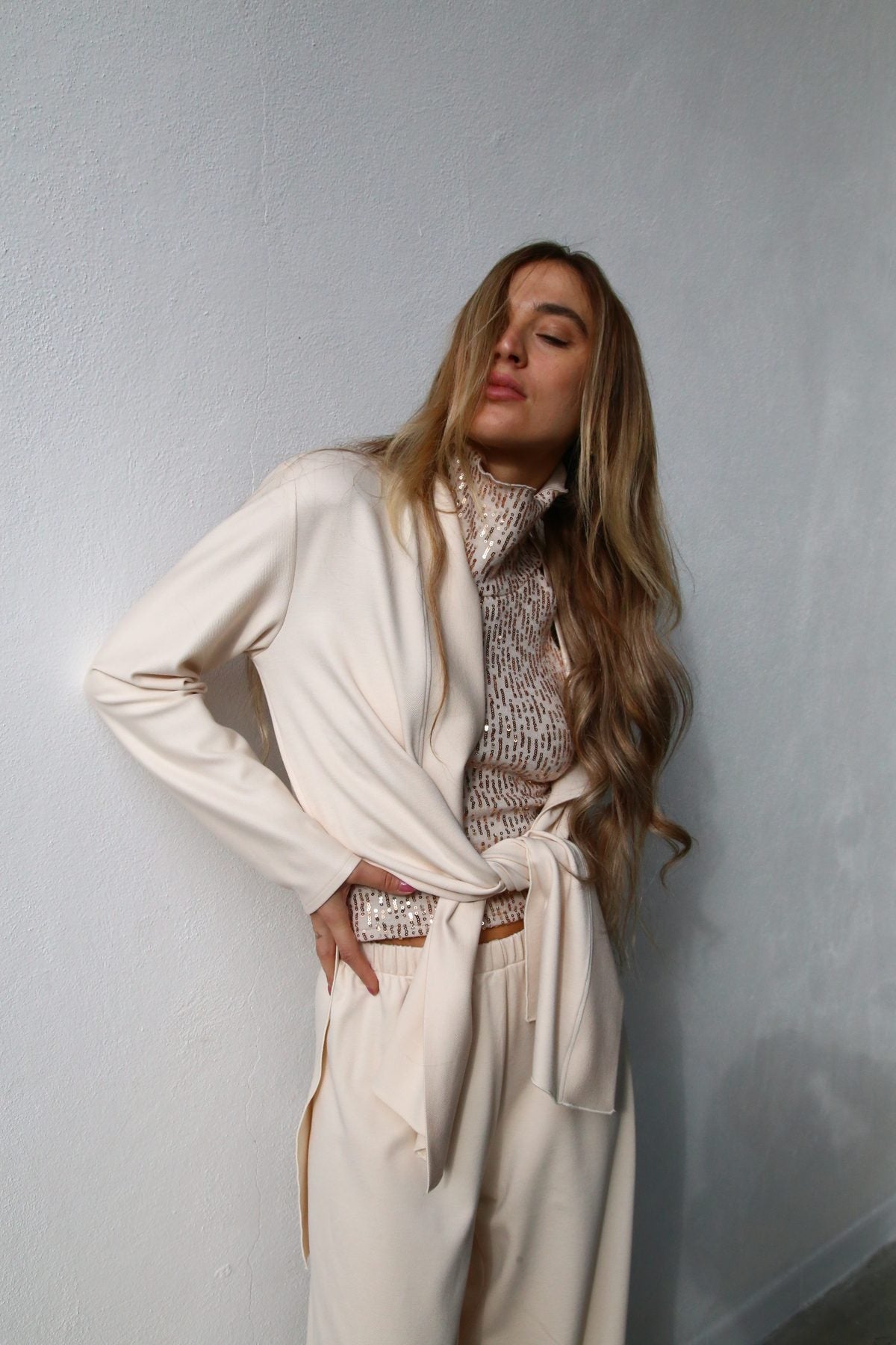 W5093 CARDIGAN CON SPACCHI CREPE CREMA