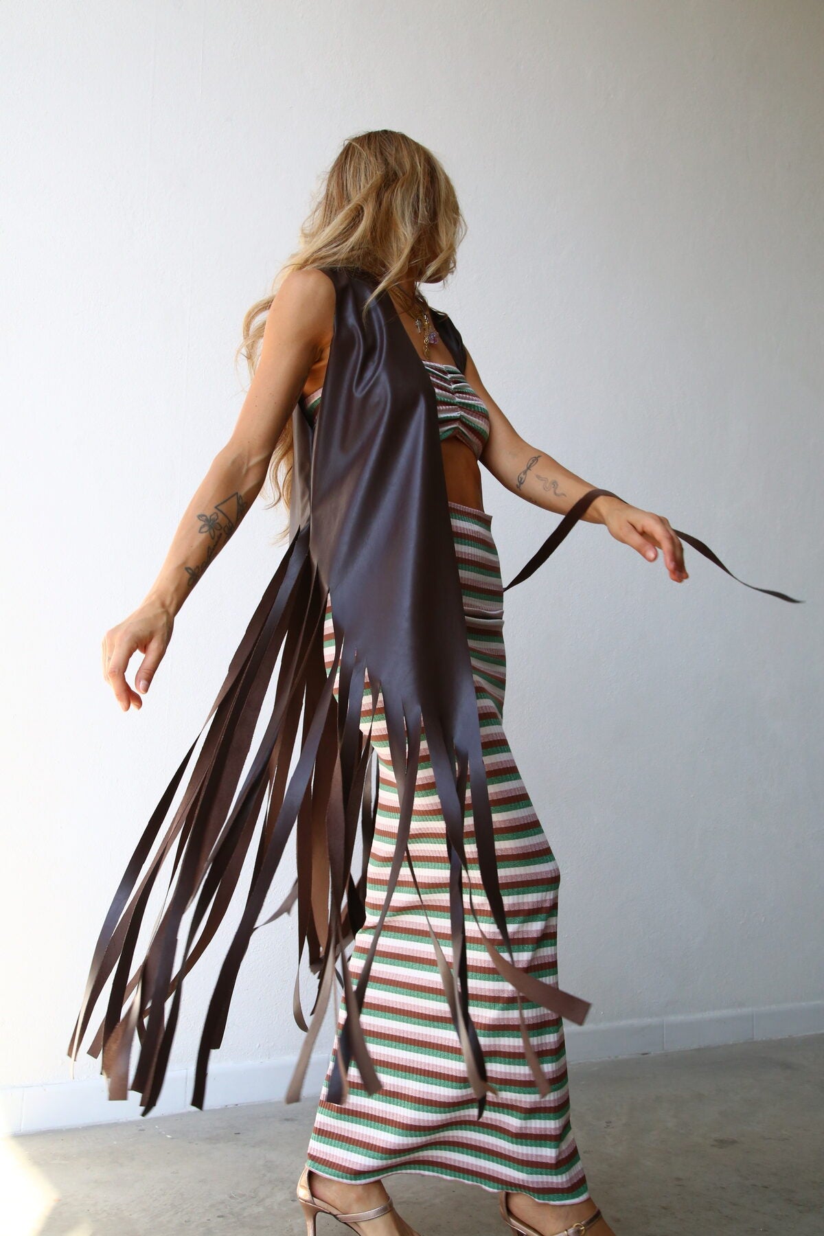 GILET CON FRANGE ECOPELLE MARRONE