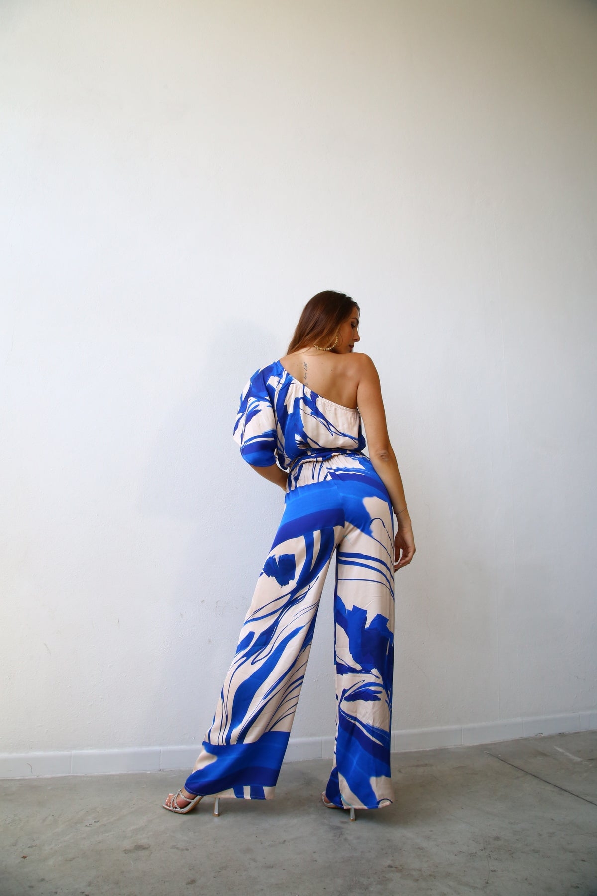 E2130 TUTA A PALAZZO MONOSPALLA KIMONO VISCOSA F2 BLU E PANNA