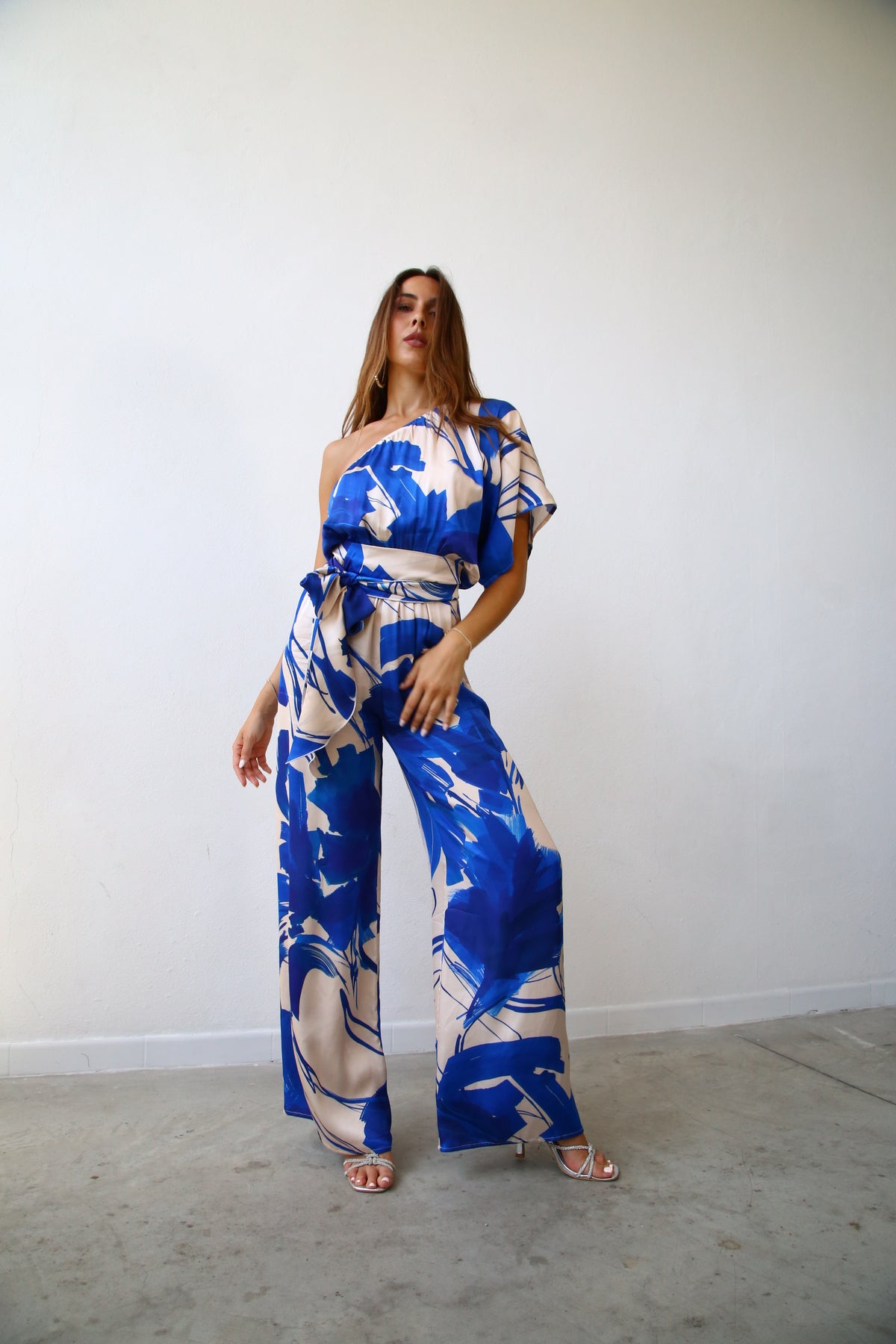 E2130 TUTA A PALAZZO MONOSPALLA KIMONO VISCOSA F2 BLU E PANNA