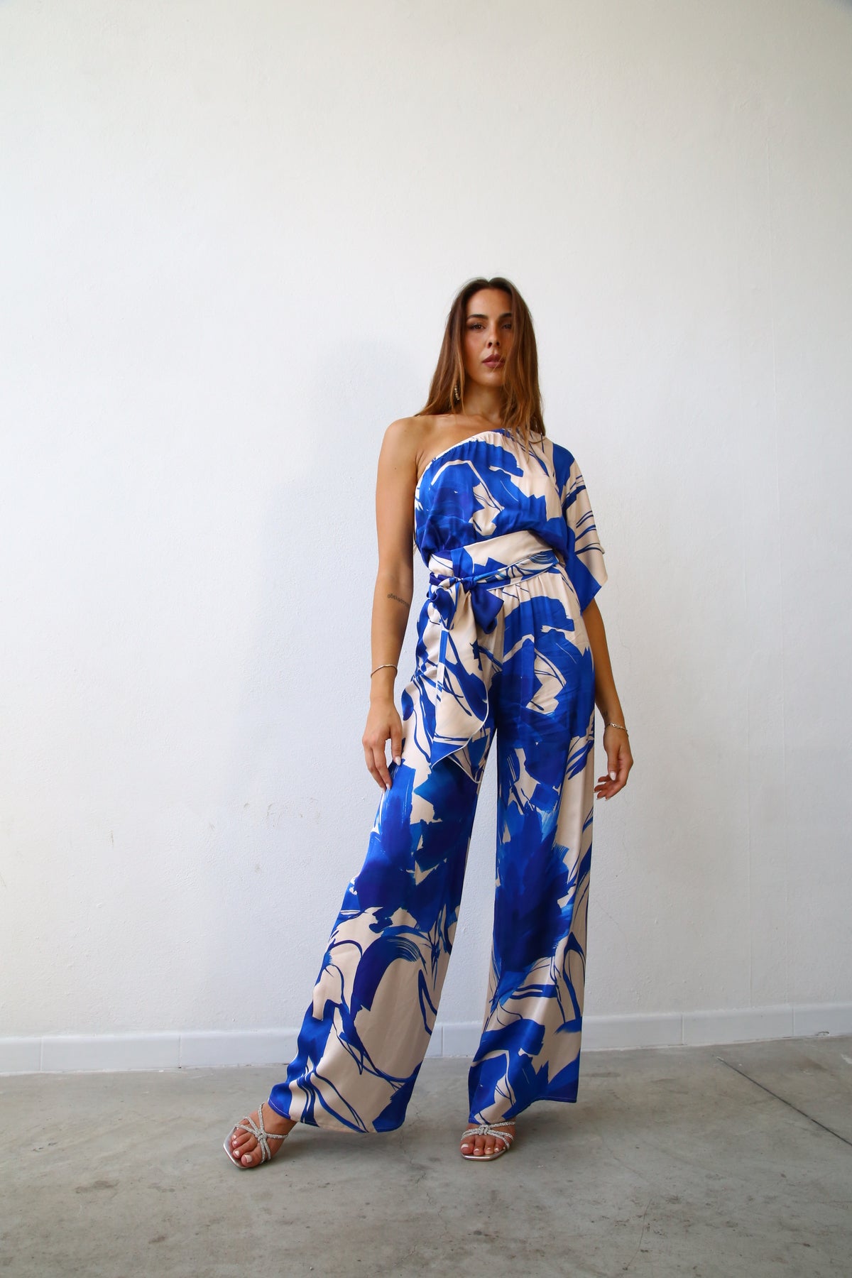 E2130 TUTA A PALAZZO MONOSPALLA KIMONO VISCOSA F2 BLU E PANNA