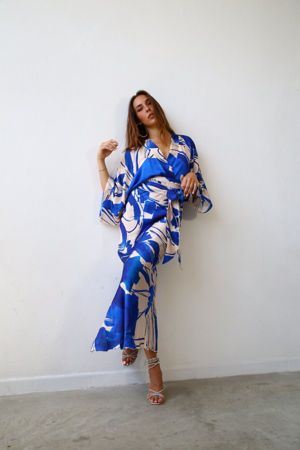 E2153 ABITO LUNGO COLONNA KIMONO 3/4 F2 VISCOSA BLU E PANNA