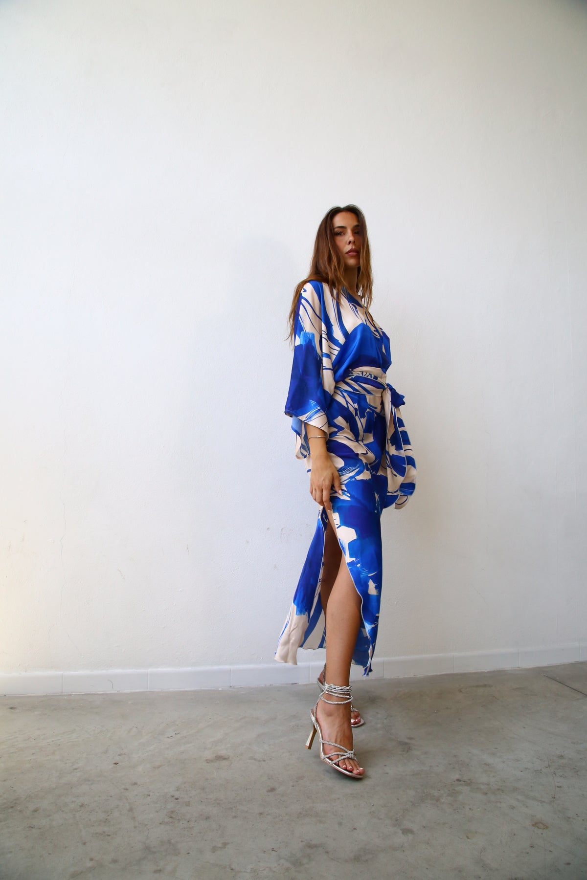 E2153 ABITO LUNGO COLONNA KIMONO 3/4 F2 VISCOSA BLU E PANNA