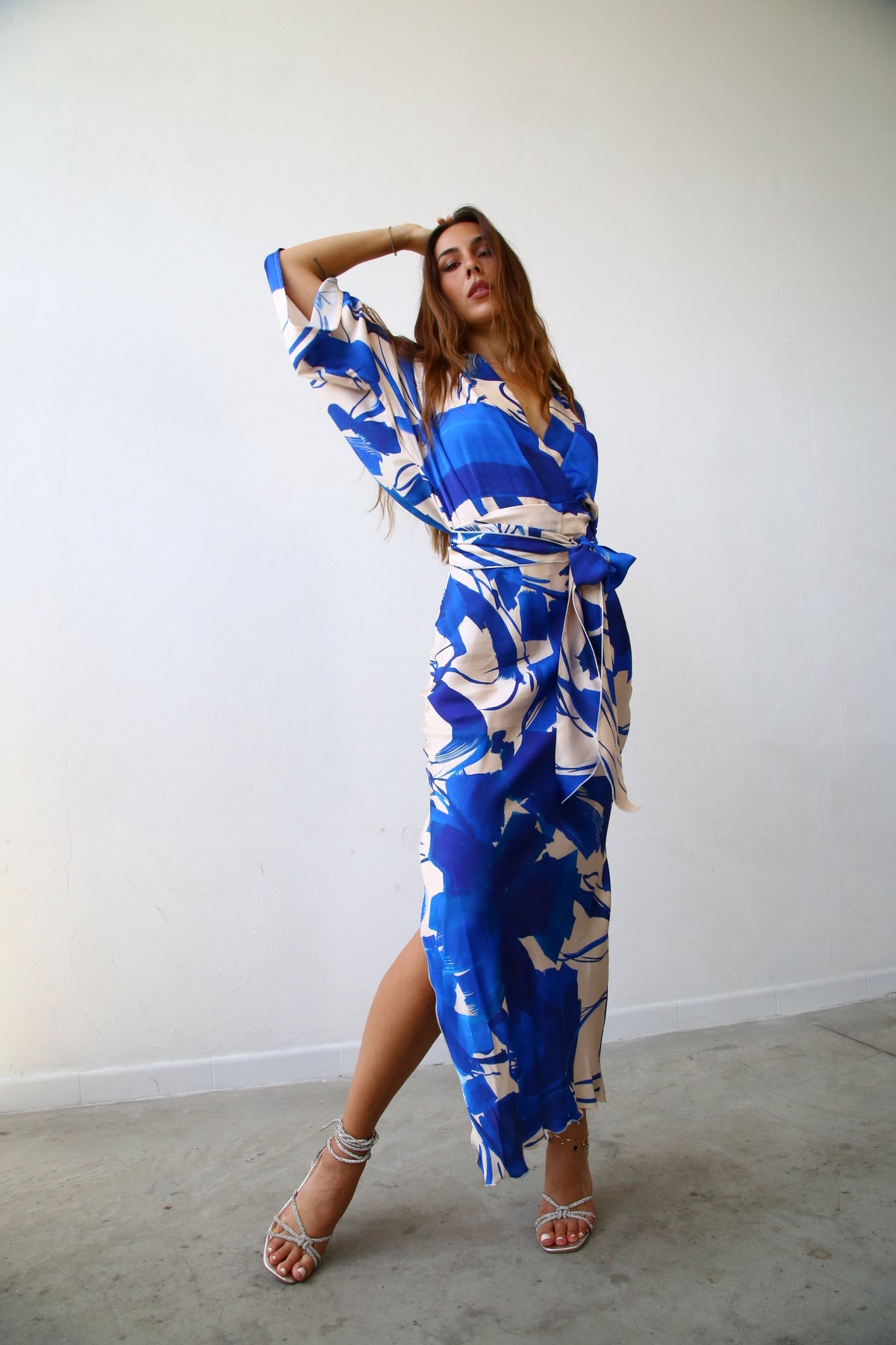 E2153 ABITO LUNGO COLONNA KIMONO 3/4 F2 VISCOSA BLU E PANNA