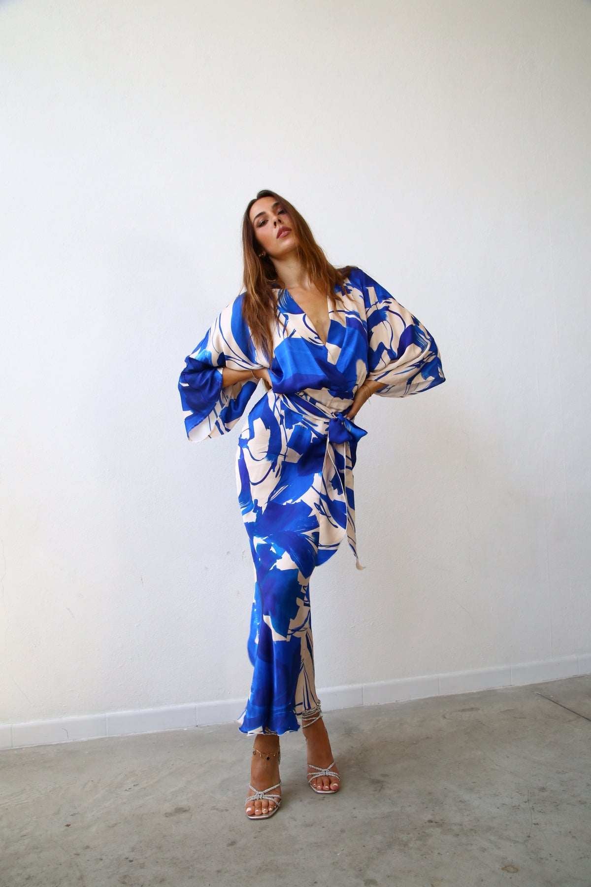 E2153 ABITO LUNGO COLONNA KIMONO 3/4 F2 VISCOSA BLU E PANNA