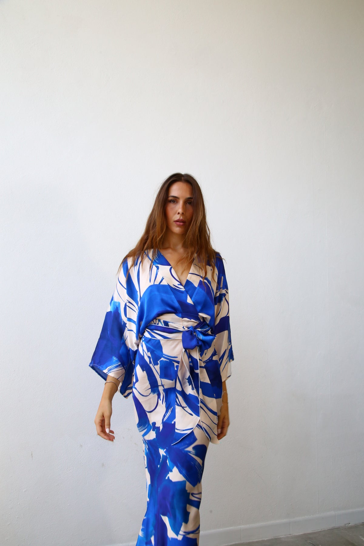 E2153 ABITO LUNGO COLONNA KIMONO 3/4 F2 VISCOSA BLU E PANNA