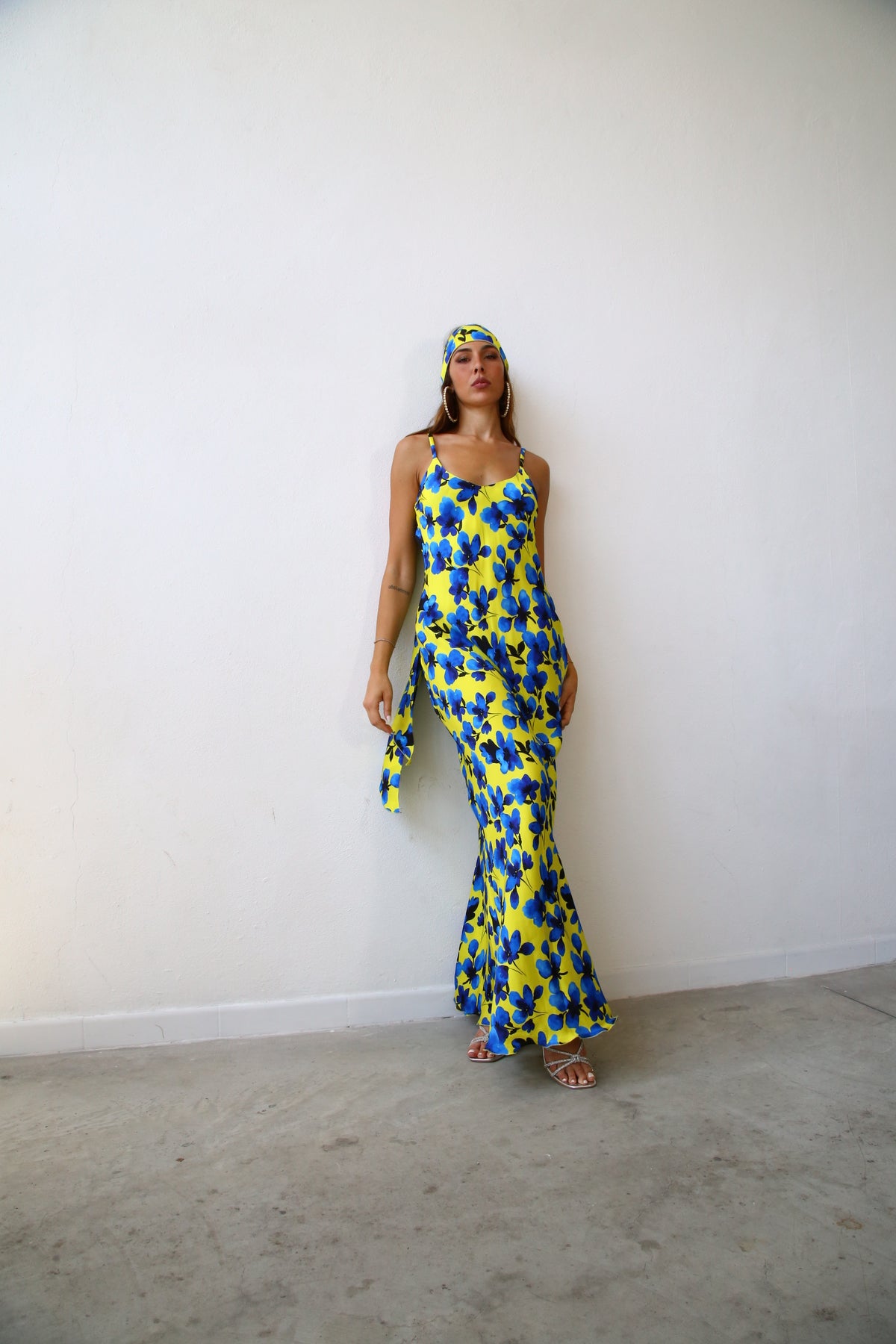 E2159 ABITO LUNGO SPALLINE SOTTILI VISCOSA F1 FIORI BLU E GIALLO