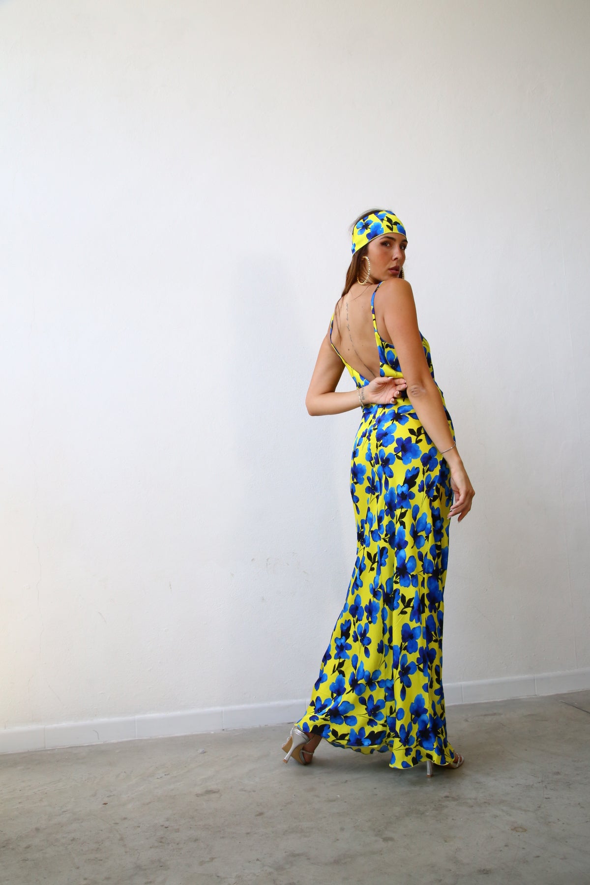 E2159 ABITO LUNGO SPALLINE SOTTILI VISCOSA F1 FIORI BLU E GIALLO