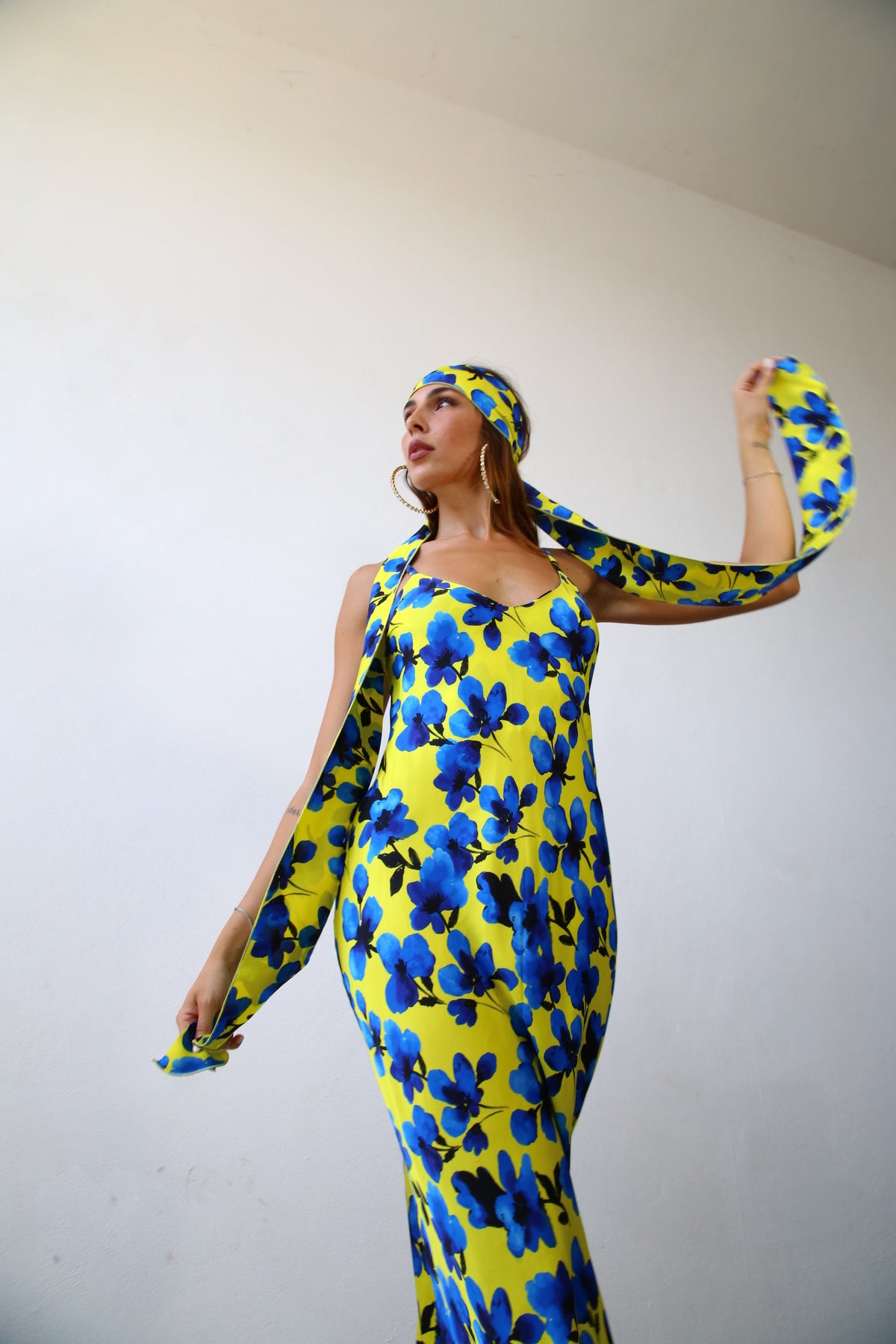 E2159 ABITO LUNGO SPALLINE SOTTILI VISCOSA F1 FIORI BLU E GIALLO