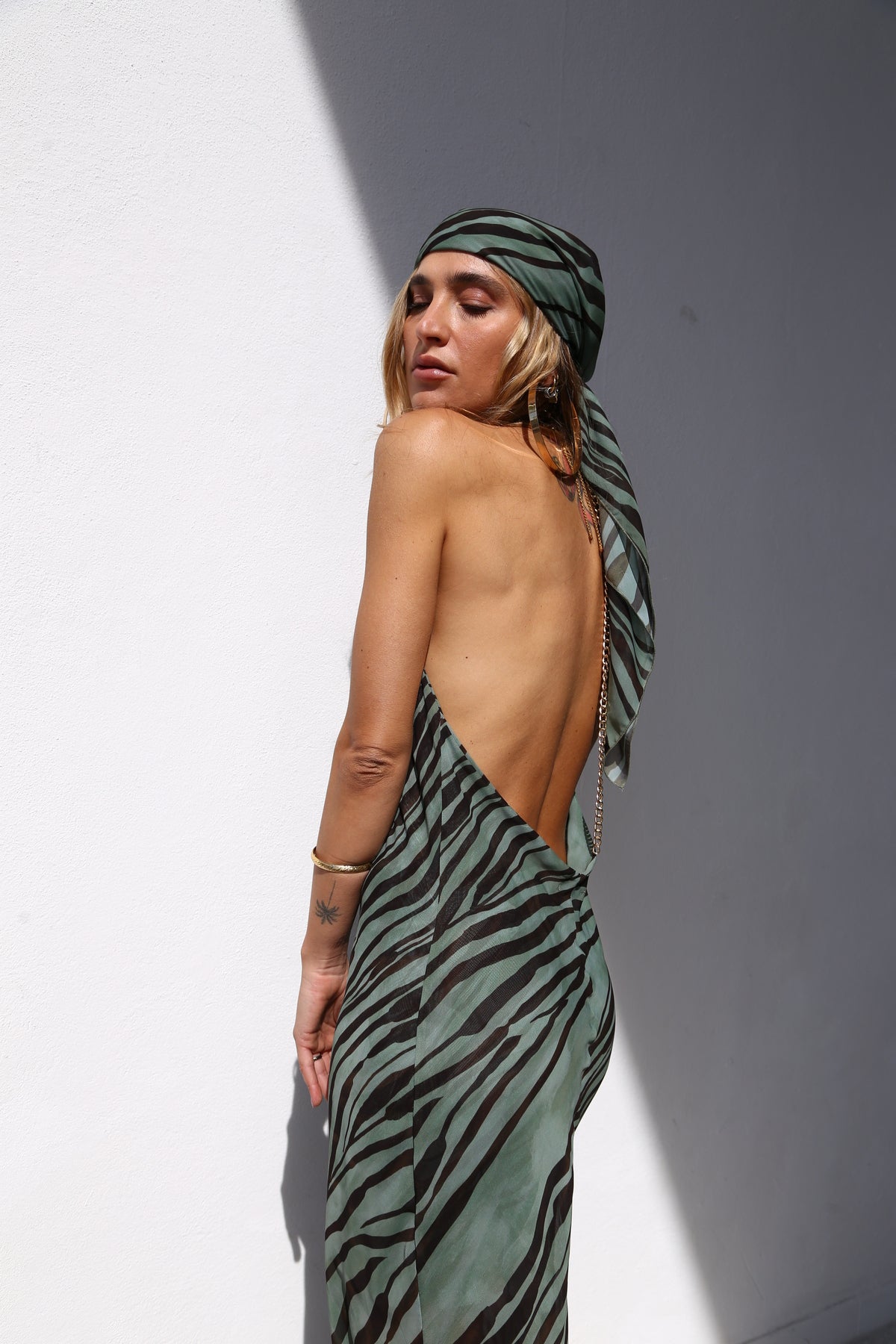 P6163 ABITO LUNGO SIRENA COLLO CROLLATO CON CATENA VOILLE ZEBRA VERDE