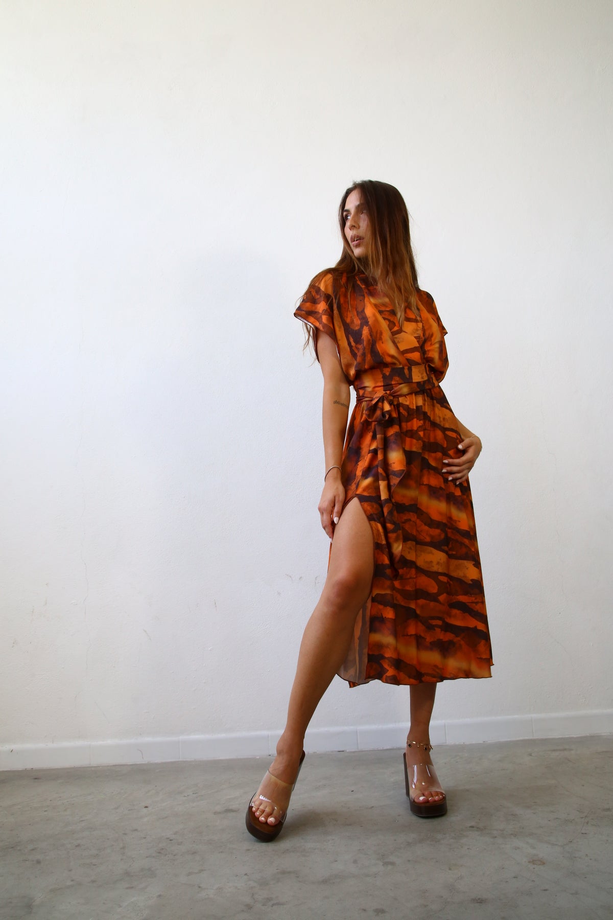 E2152 ABITO SEMIRUOTA KIMONO MANICA CORTA VISCOSA ZEBRATO MARRONE