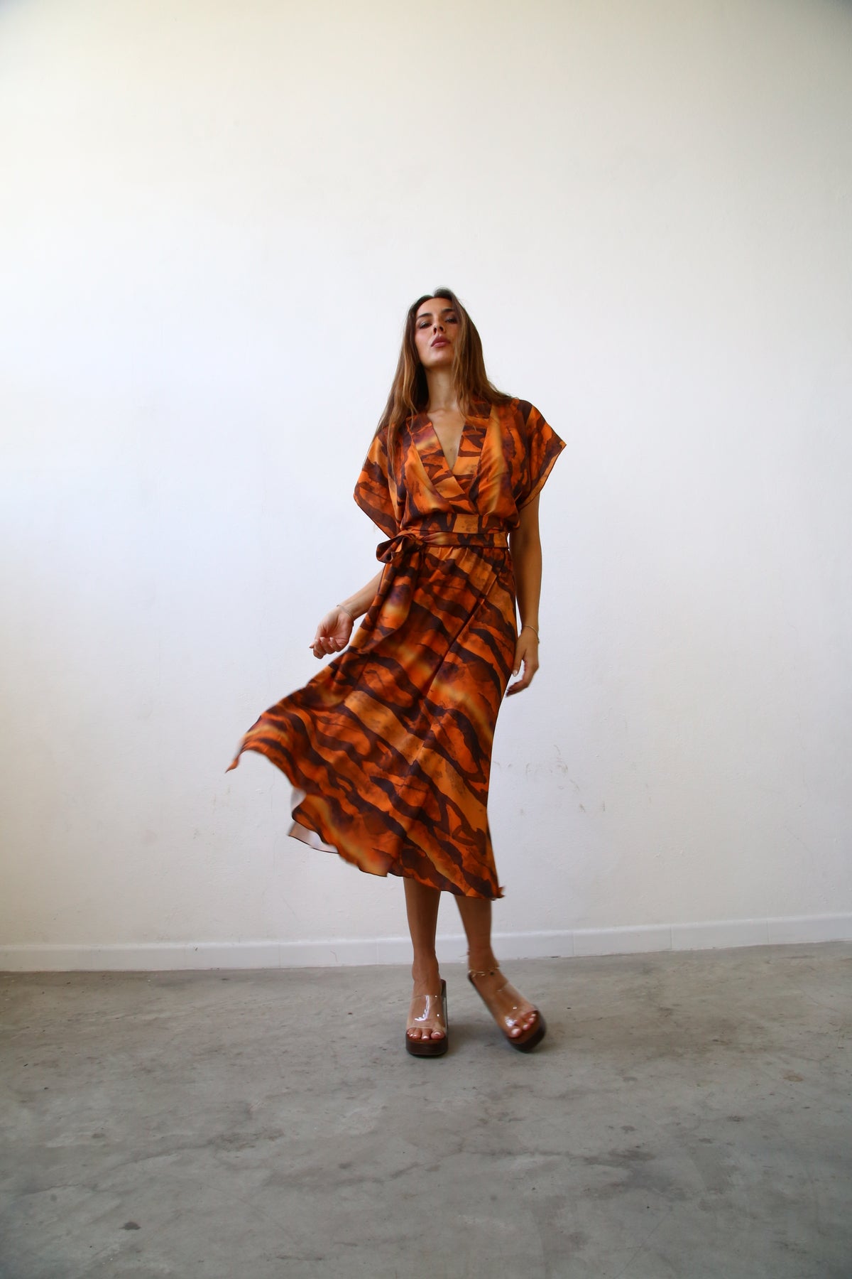 E2152 ABITO SEMIRUOTA KIMONO MANICA CORTA VISCOSA ZEBRATO MARRONE