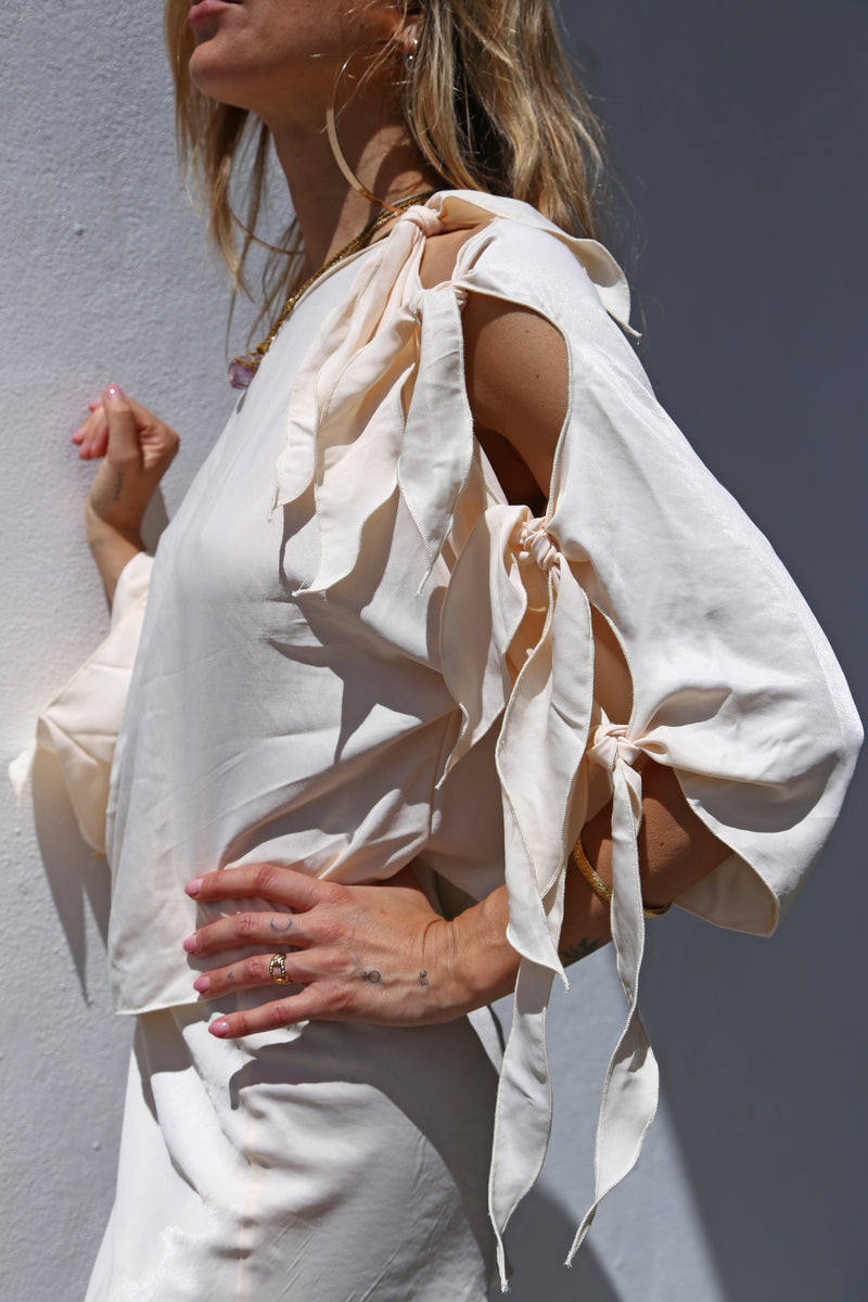 E2026 CREAM VISCOSE KIMONO KNIT TOP WITH SHOULDER KNOTS