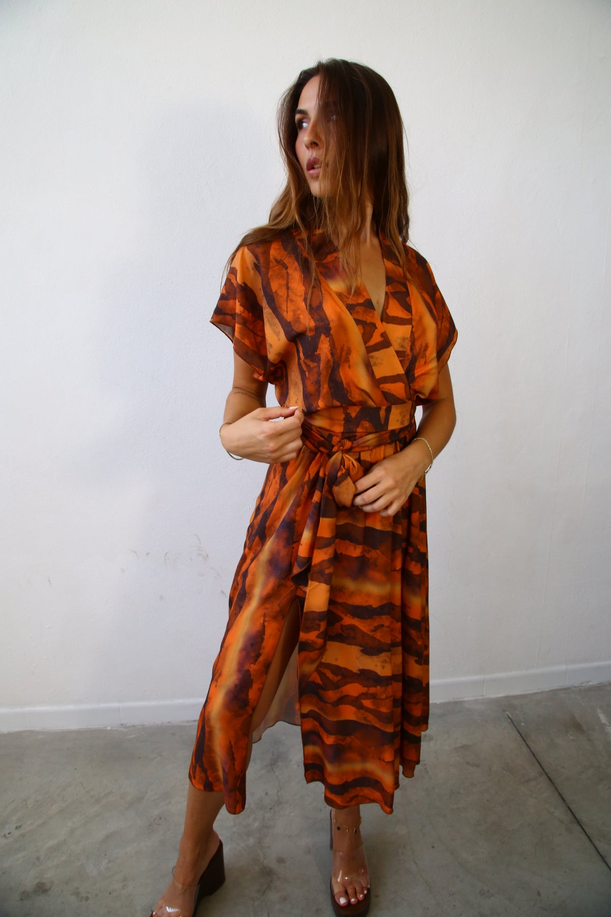 E2152 ABITO SEMIRUOTA KIMONO MANICA CORTA VISCOSA ZEBRATO MARRONE