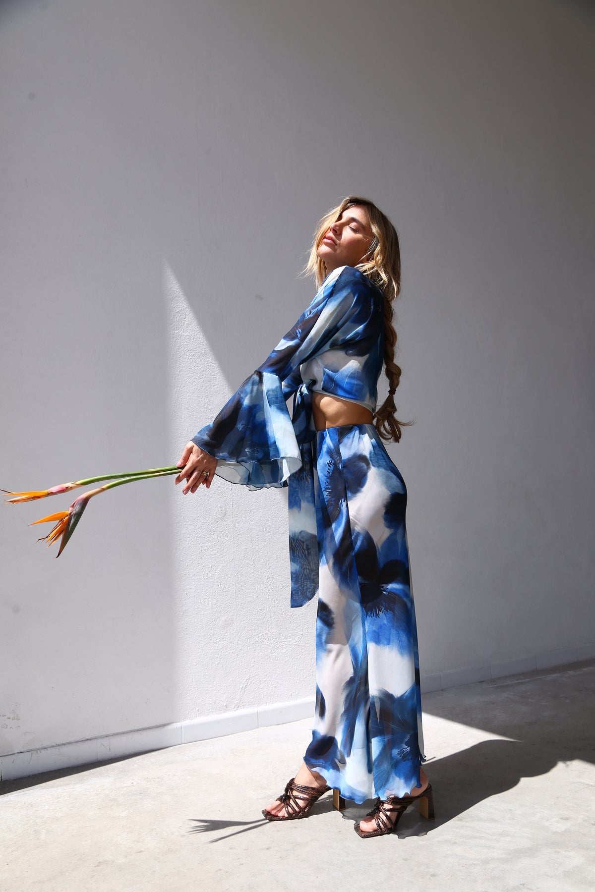 F4020 CAMICIA KIMONO MANICA A RUOTA CON FUSCIACCA VOILLE FANTASIA BOLLI BLU