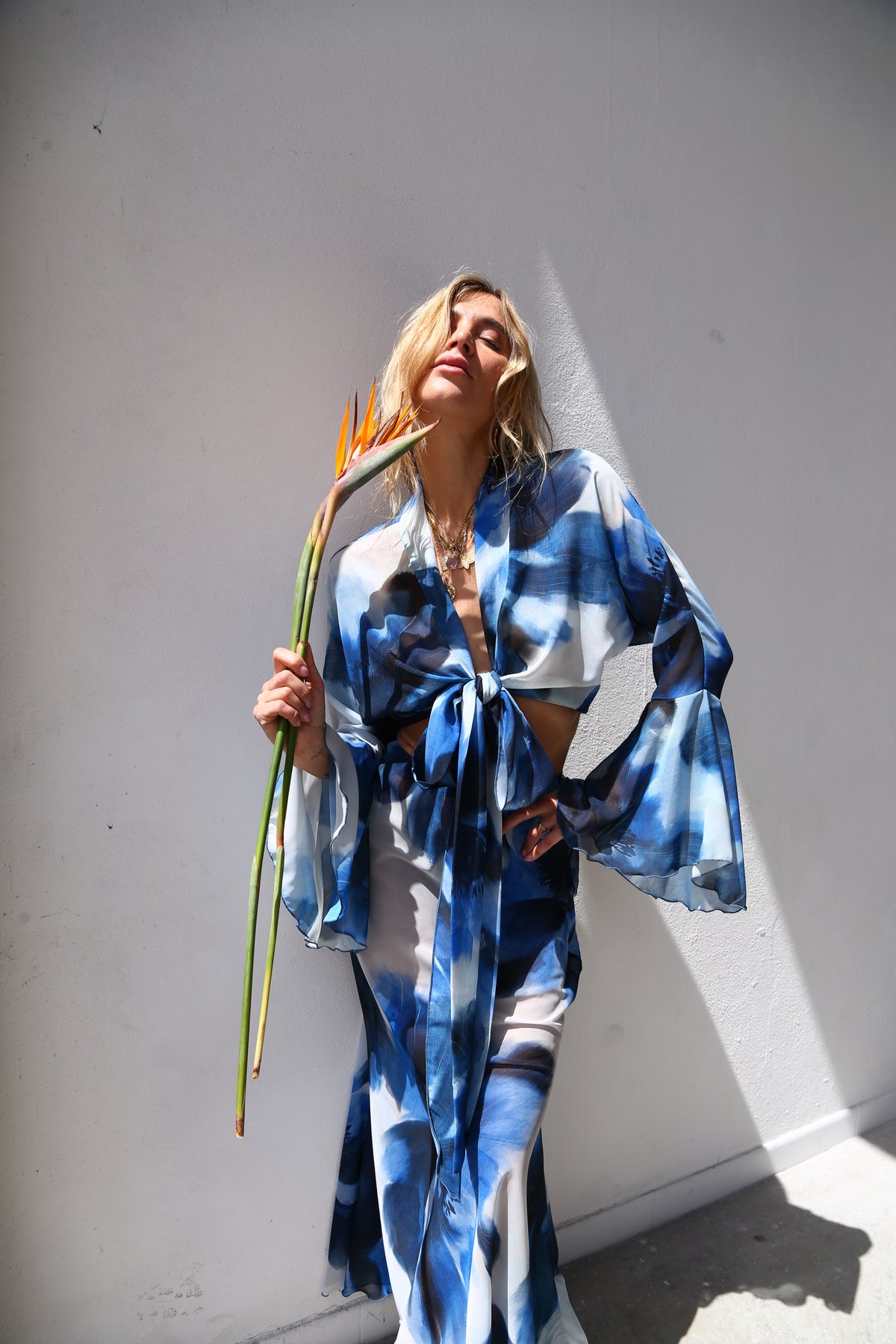 F4020 CAMICIA KIMONO MANICA A RUOTA CON FUSCIACCA VOILLE FANTASIA BOLLI BLU