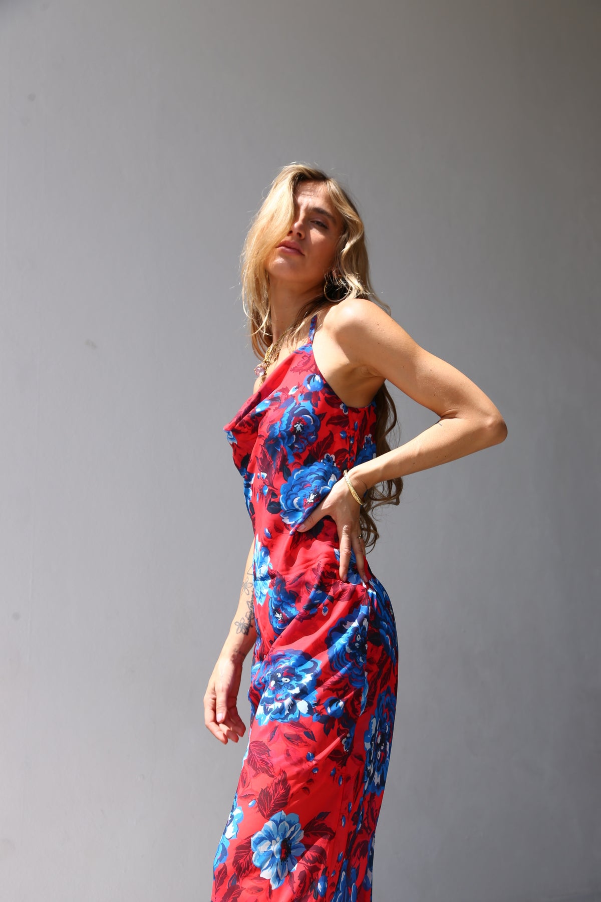 E2163 ABITO LUNGO COLLO CROLLATO SVASATO VOILLE FIORI ROSSO/BLU