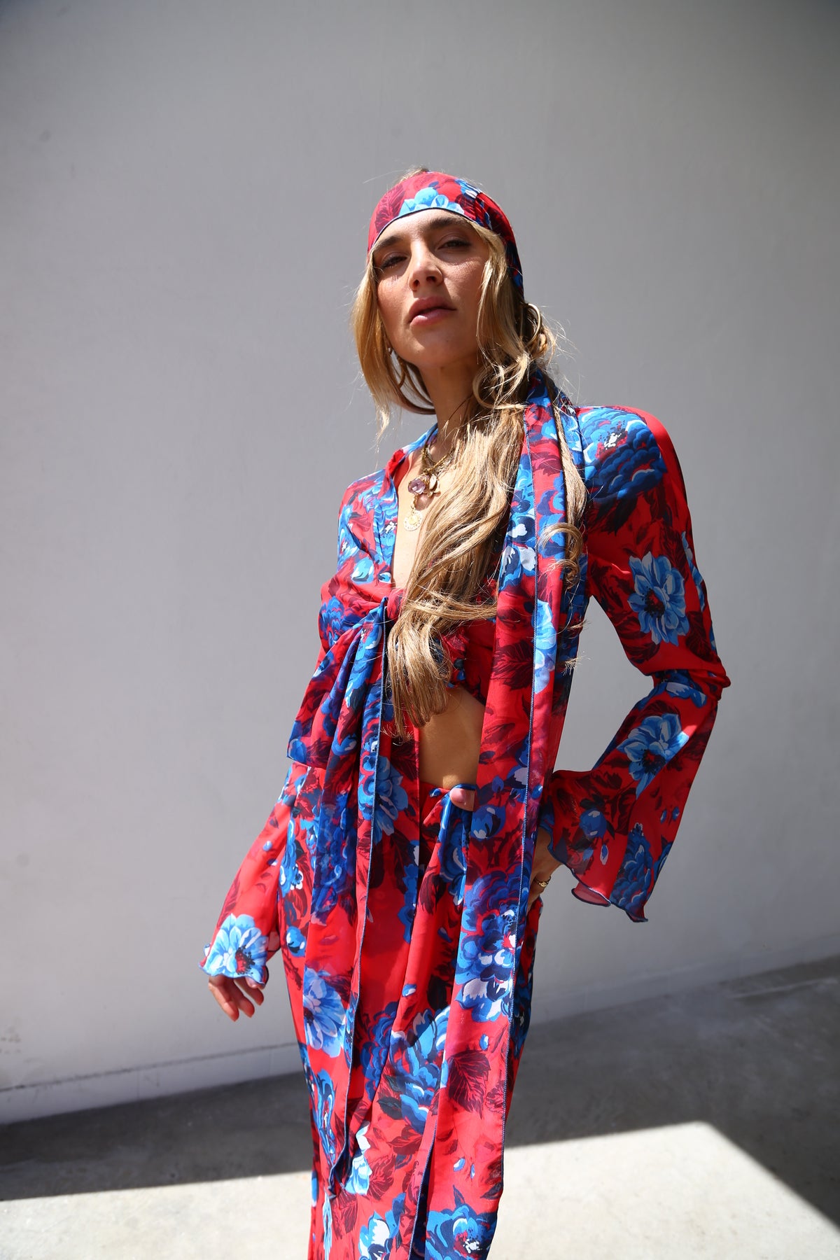 F4020 CAMICIA KIMONO MANICA A RUOTA CON FUSCIACCA VOILLE FANTASIA FIORI ROSSO/BLU
