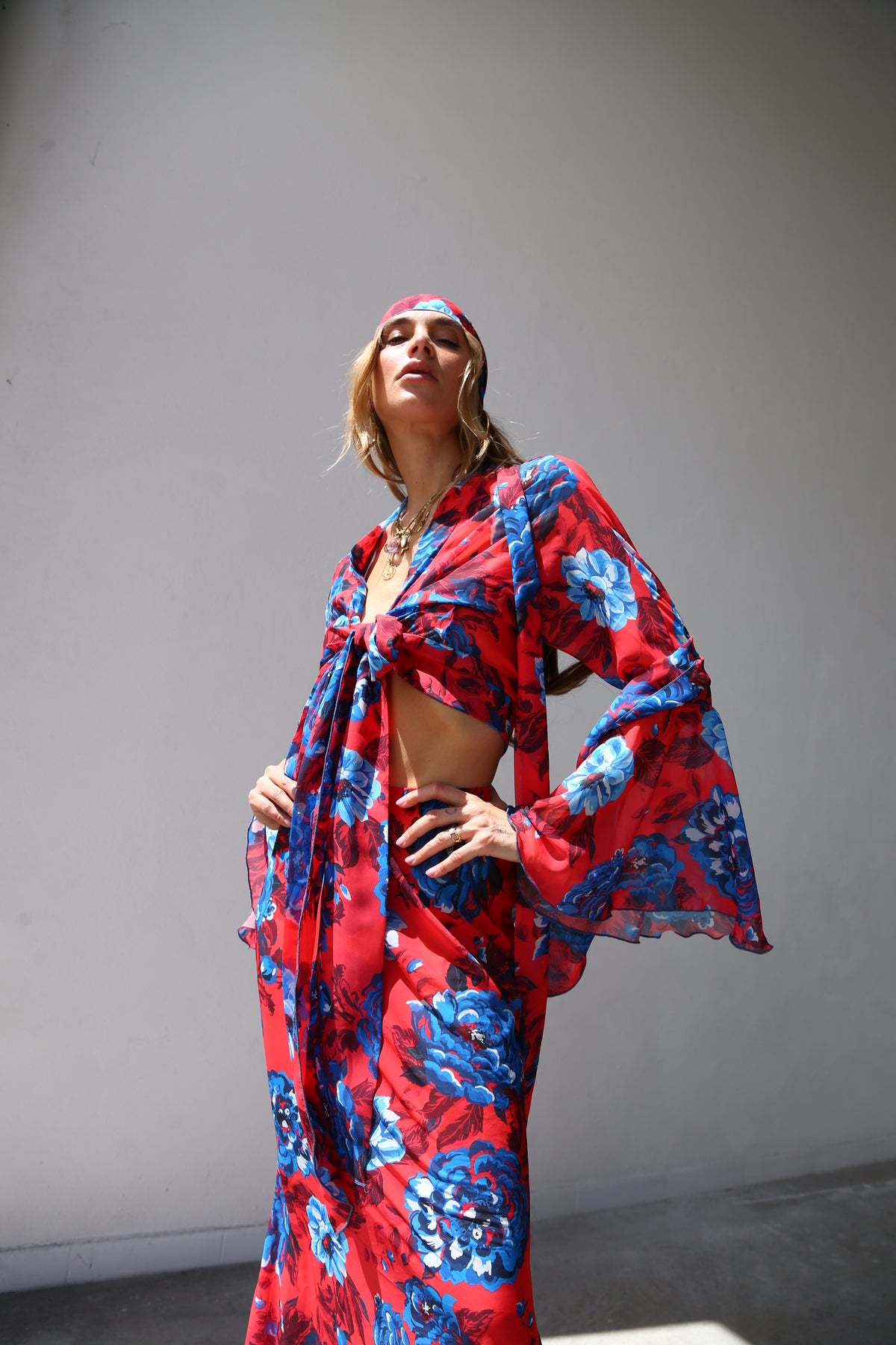 F4020 CAMICIA KIMONO MANICA A RUOTA CON FUSCIACCA VOILLE FANTASIA FIORI ROSSO/BLU