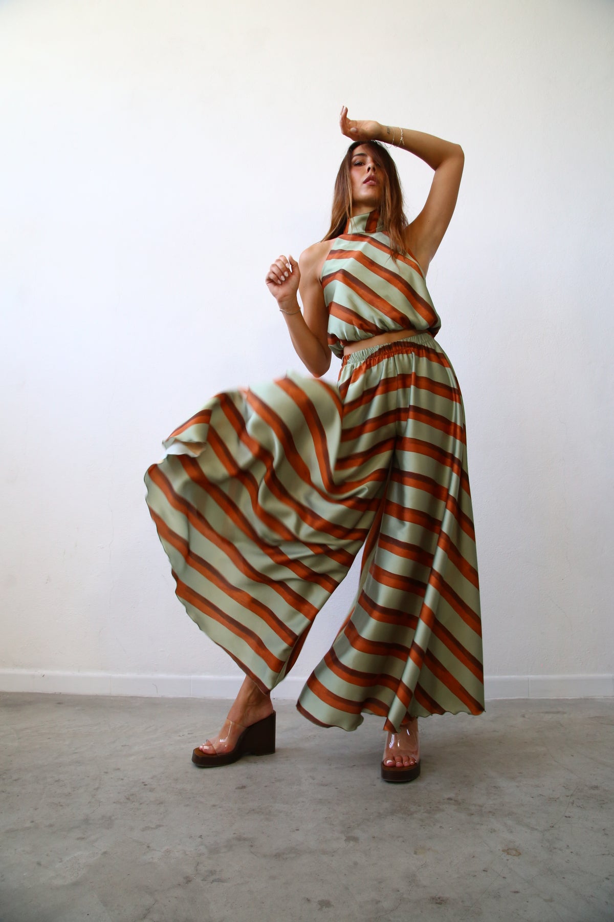 E2004 TOP AMERICANA FIOCCO AL COLLO F5 RASO RIGATO VERDE