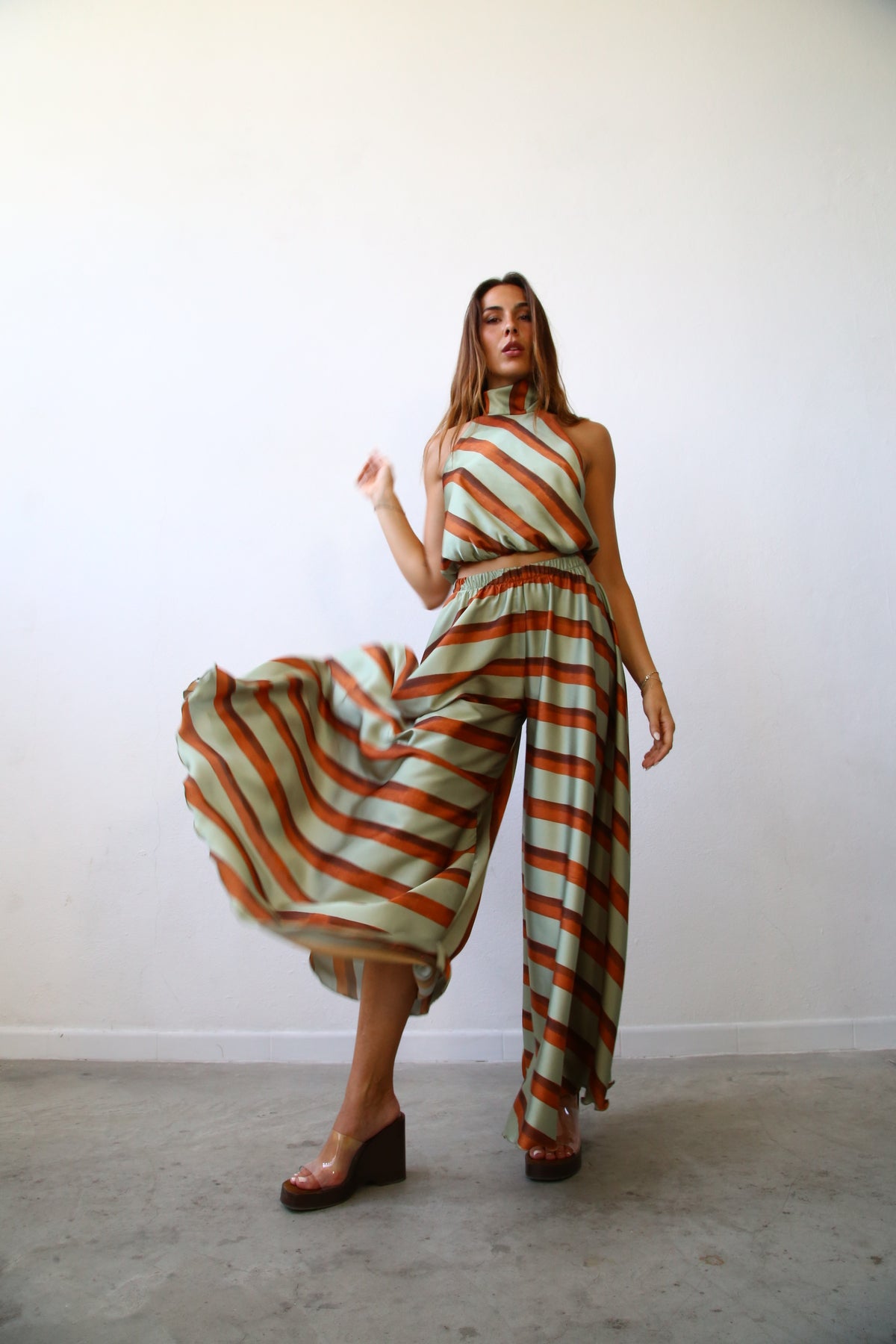 E2004 TOP AMERICANA FIOCCO AL COLLO F5 RASO RIGATO VERDE