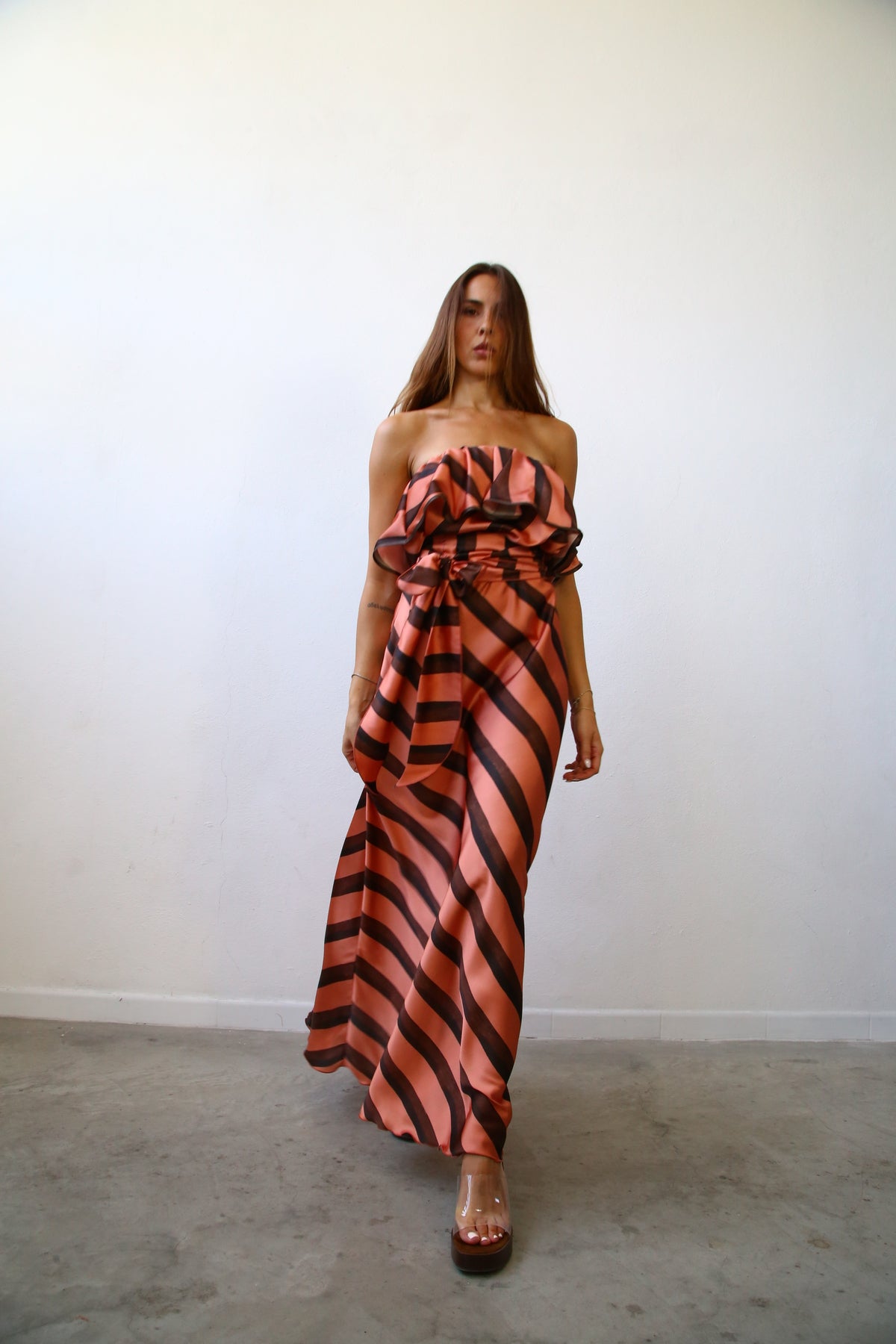 E2160 ABITO LUNGO SVASATO A FASCIA CON FRAPPA F4 RASO RIGATO ROSA