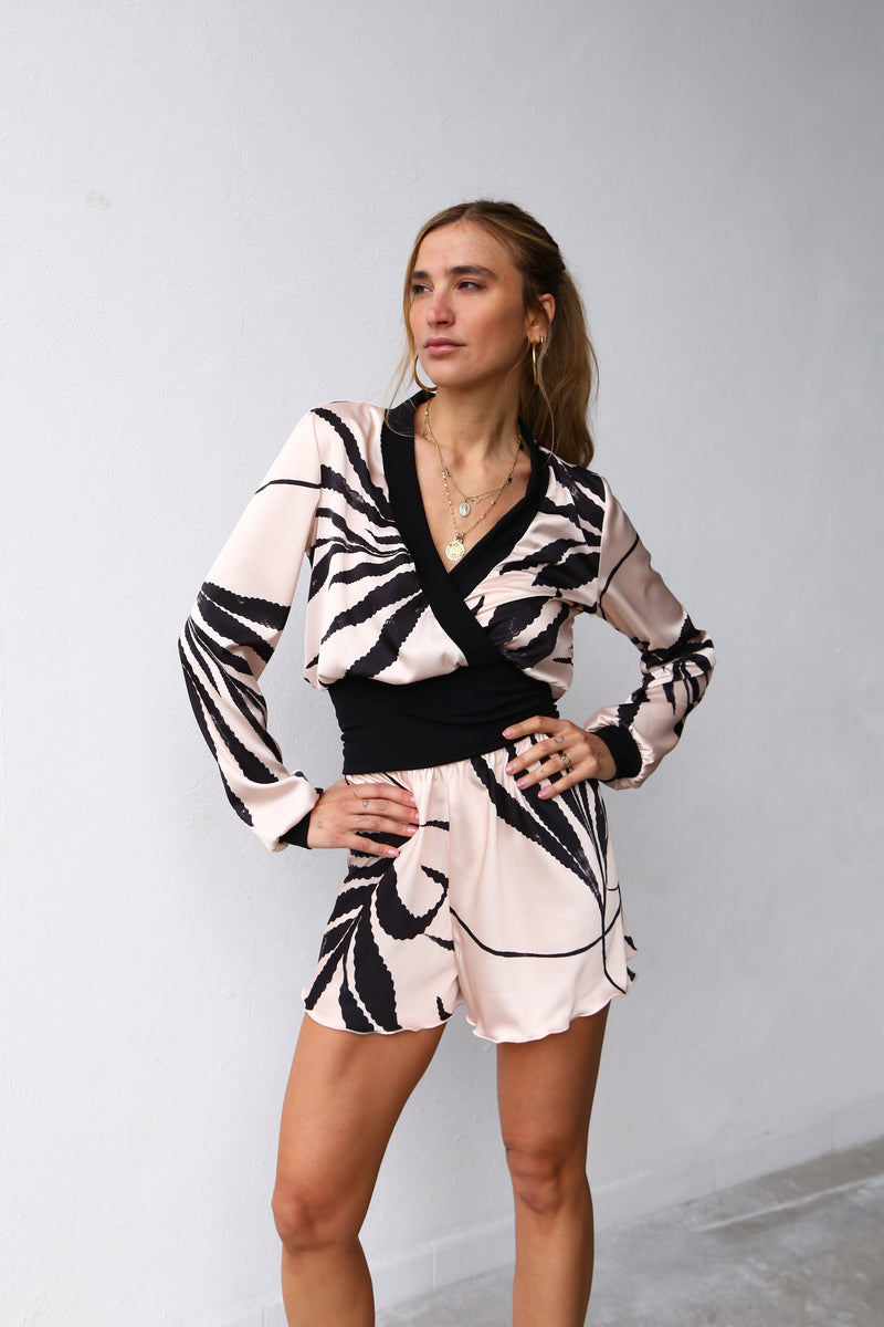 P4029 CAMICIA INCROCIATA CON FASCIONE RASO PALME NERE SFONDO CIPRIA