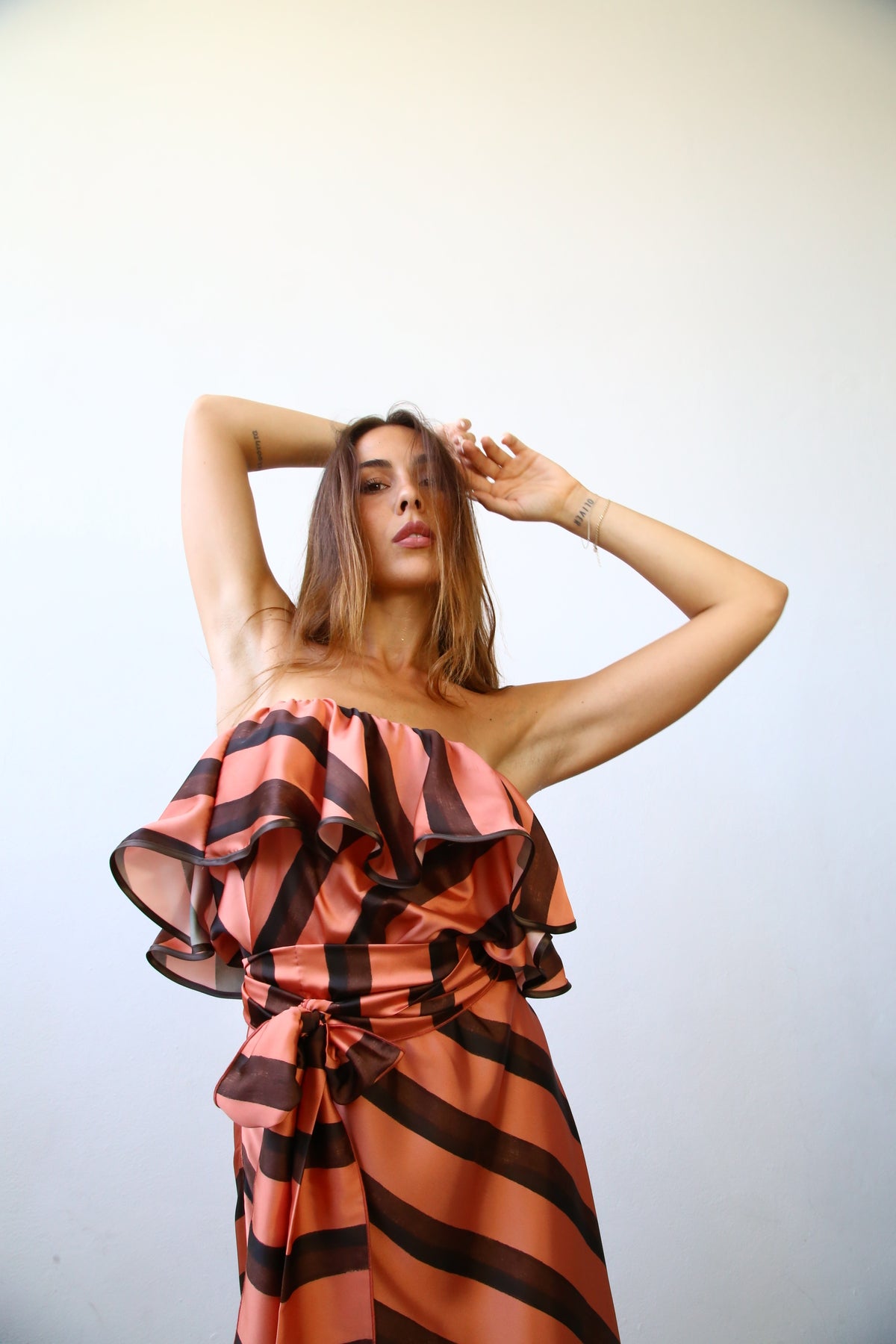 E2160 ABITO LUNGO SVASATO A FASCIA CON FRAPPA F4 RASO RIGATO ROSA